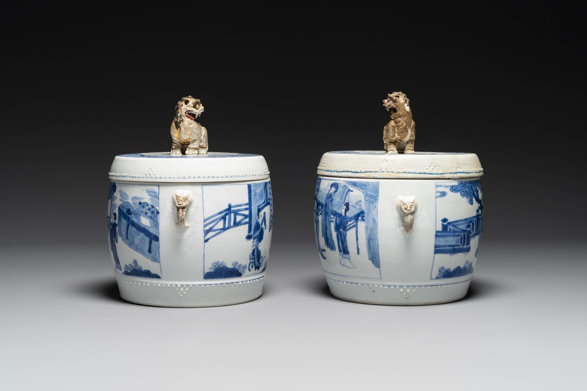 A pair of Chinese blue and white drum-shaped jars and cover, Jiajing mark, Kangxi - Bild 4 aus 8