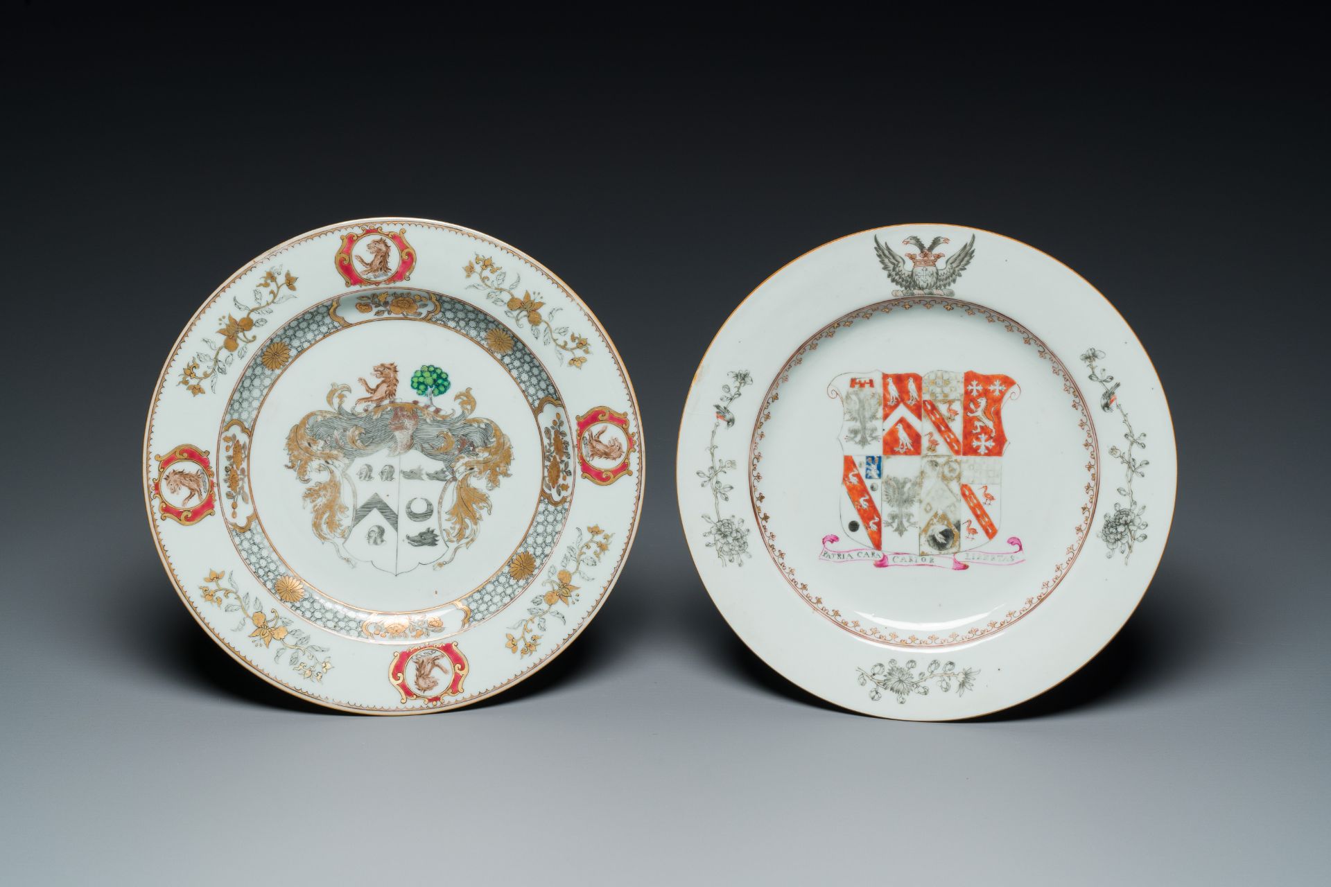 A Chinese grisaille armorial dish and two plates for the Dutch, English and Scottish markets, Qianlo - Bild 4 aus 5