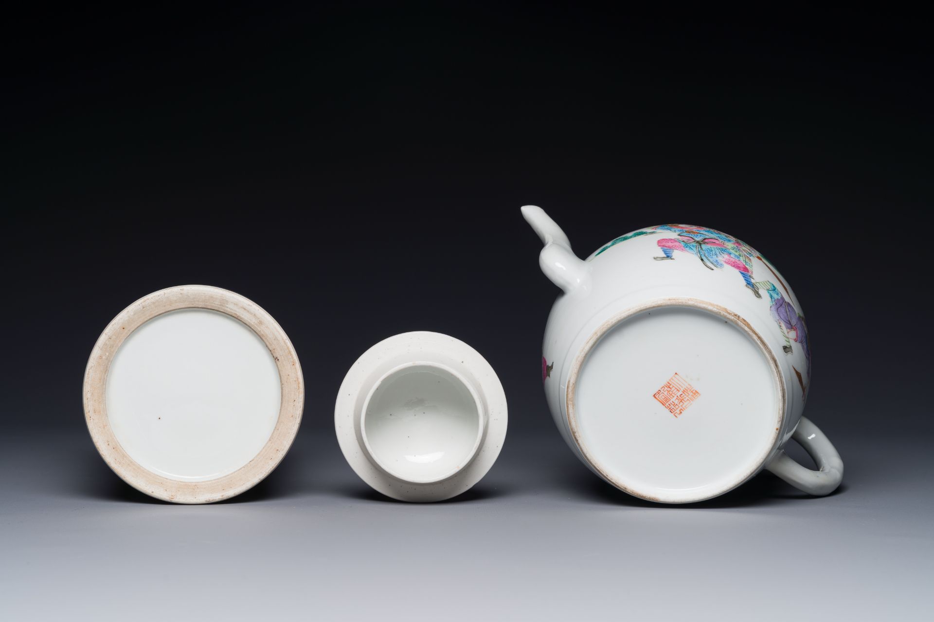 A Chinese famille rose teapot and a 'Wu Shuang Pu' brush pot, Daoguang mark and of the period - Bild 4 aus 4