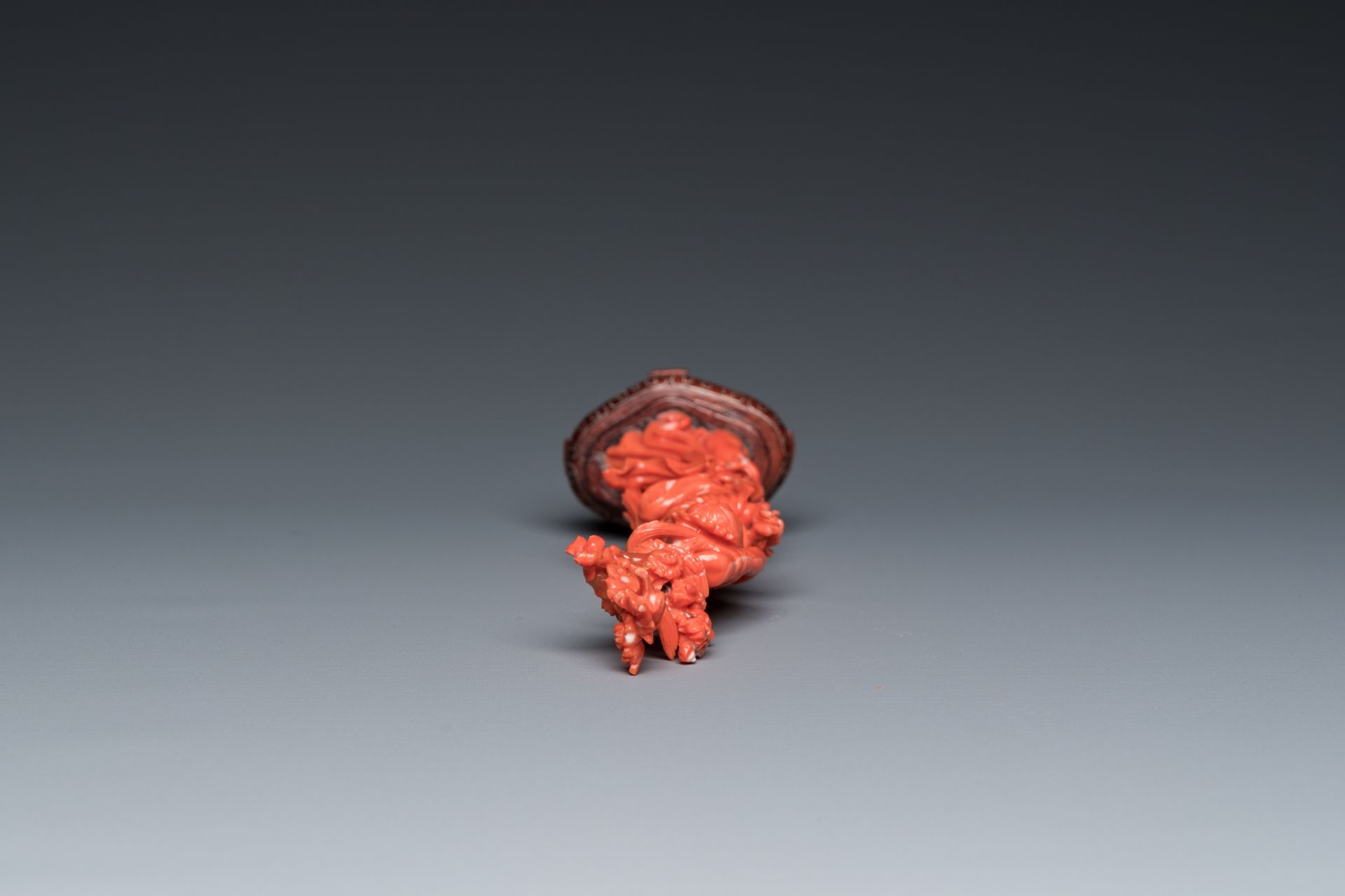 A Chinese red coral figure of a standing lady with a flower basket, 19/20th C. - Image 5 of 17