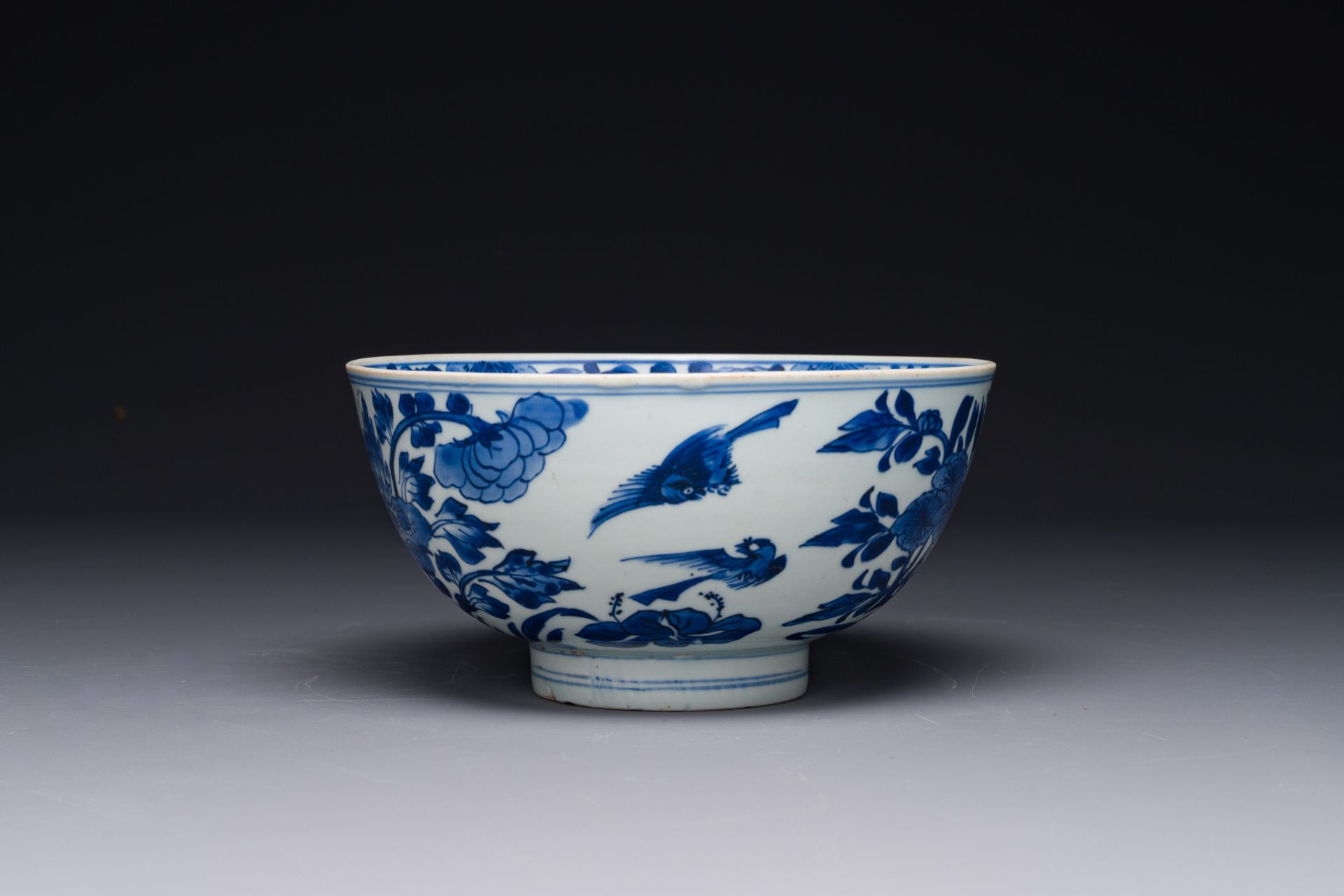 A Chinese blue and white 'birds among flowering branches' bowl, Shen De Tang Bo Gu Zhi æ…Žå¾·å ‚åšå - Bild 2 aus 5