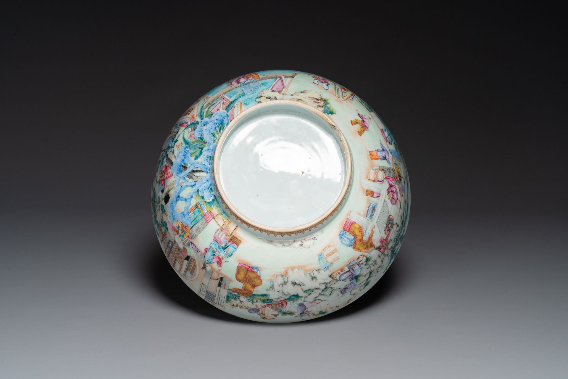 A fine large Chinese Canton famille rose bowl with boys and ladies in an elaborate garden scene, Qia - Bild 6 aus 7