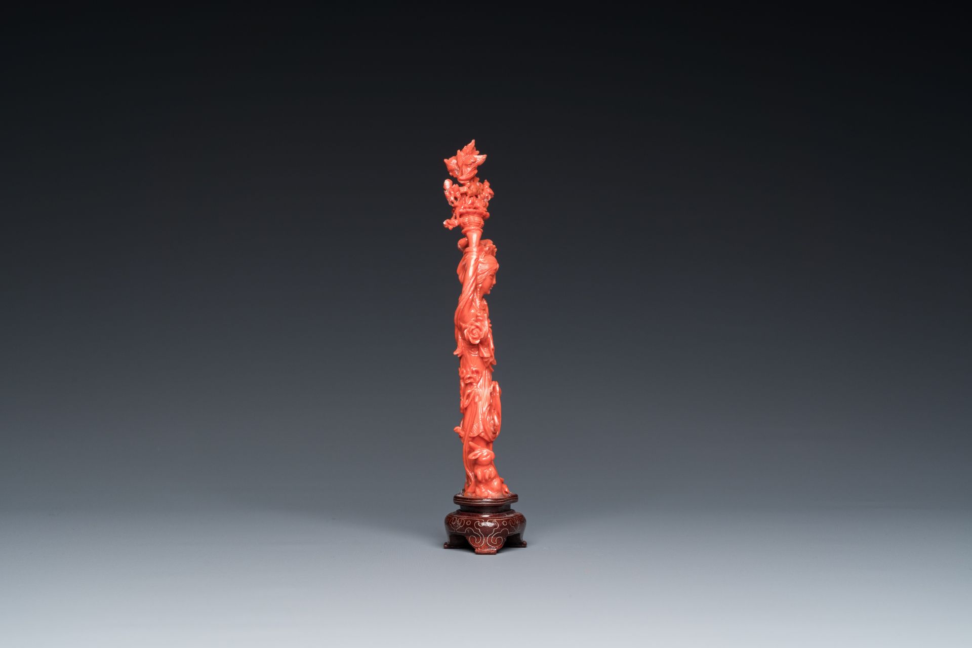 A Chinese red coral figure of a standing lady with a flower basket, 19/20th C. - Bild 4 aus 17