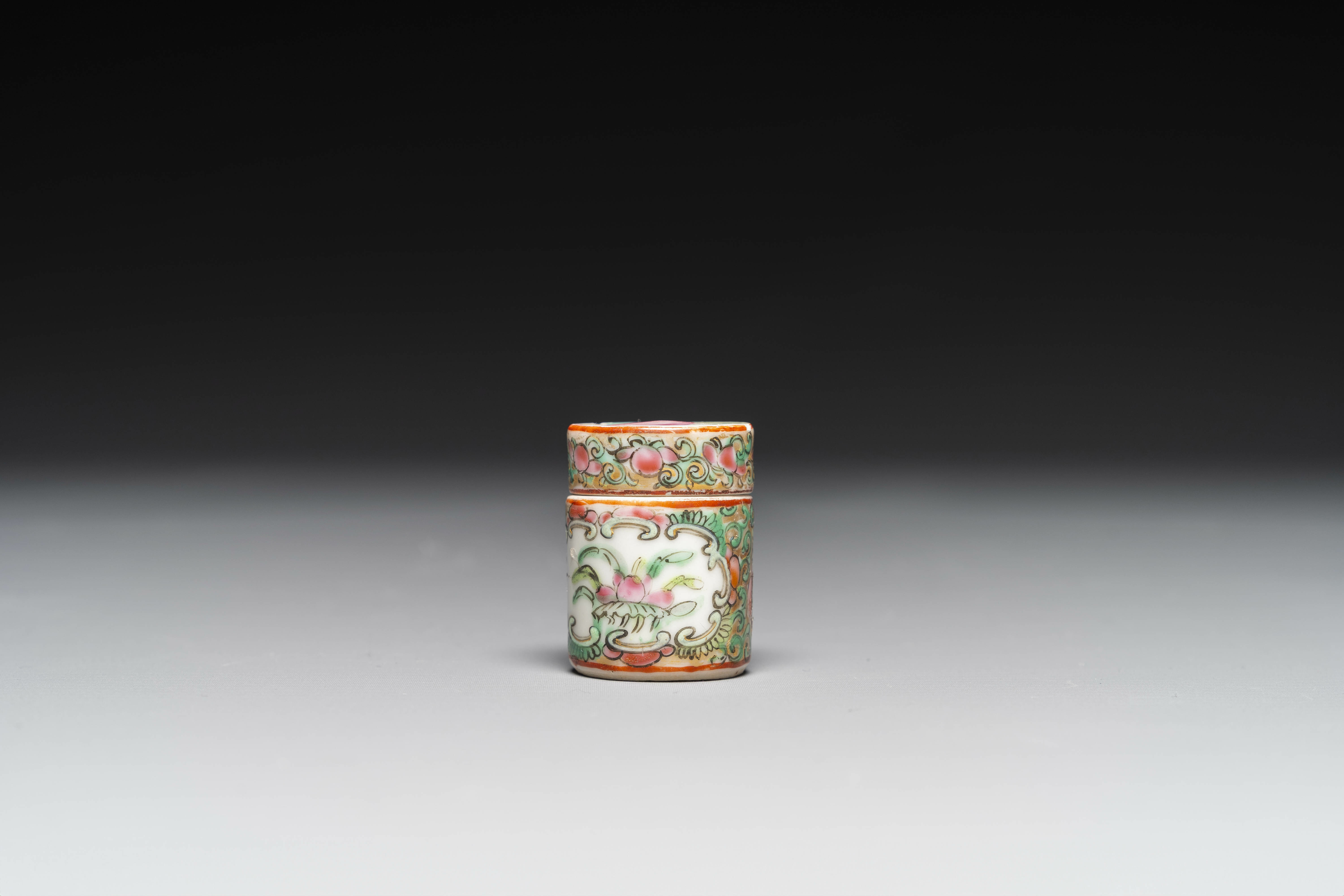A varied collection of Chinese blue and white and famille rose porcelain, Qianlong and later - Image 16 of 19