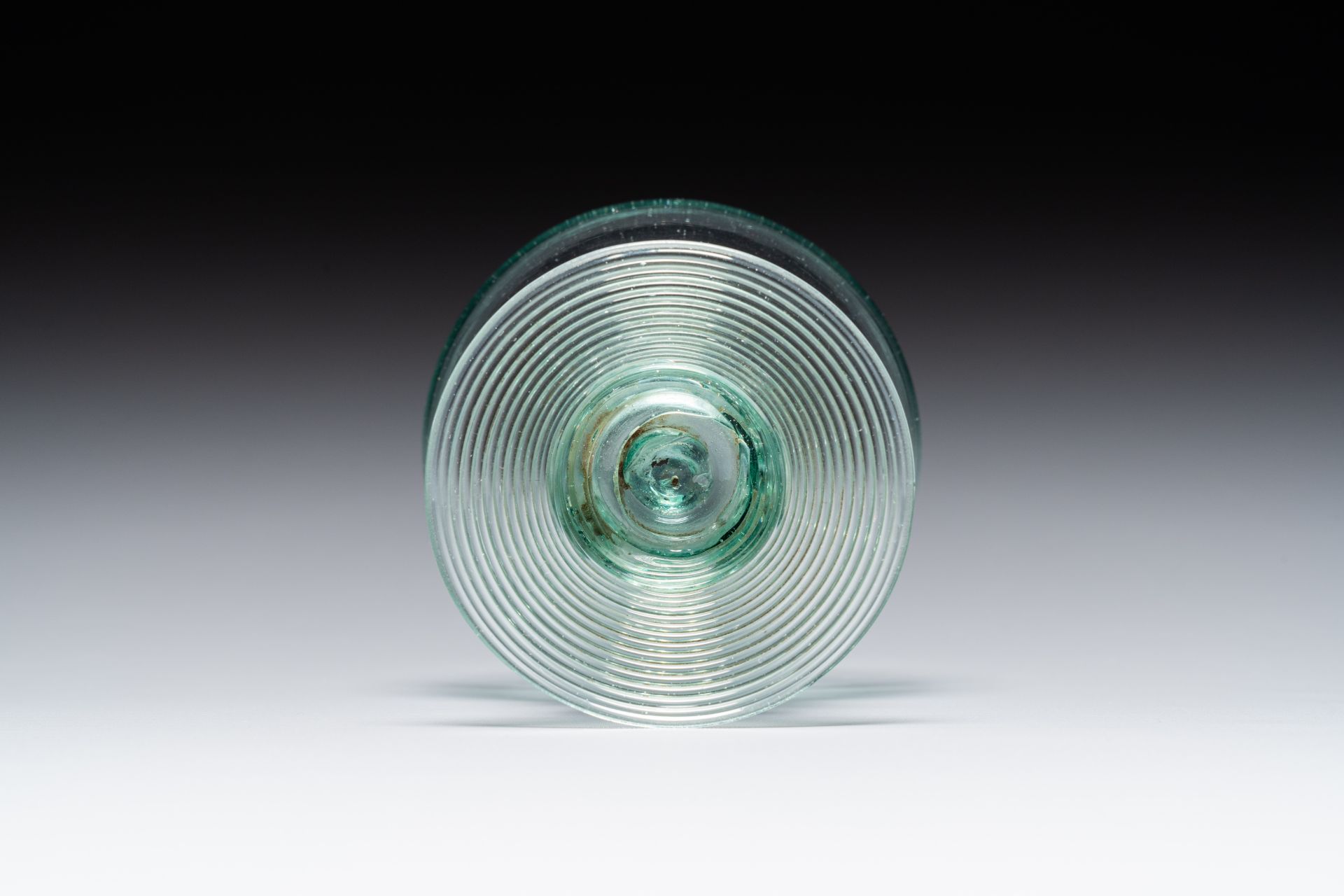 A Dutch or German green glass rummer, 2nd quarter of the 17th C. - Image 7 of 7