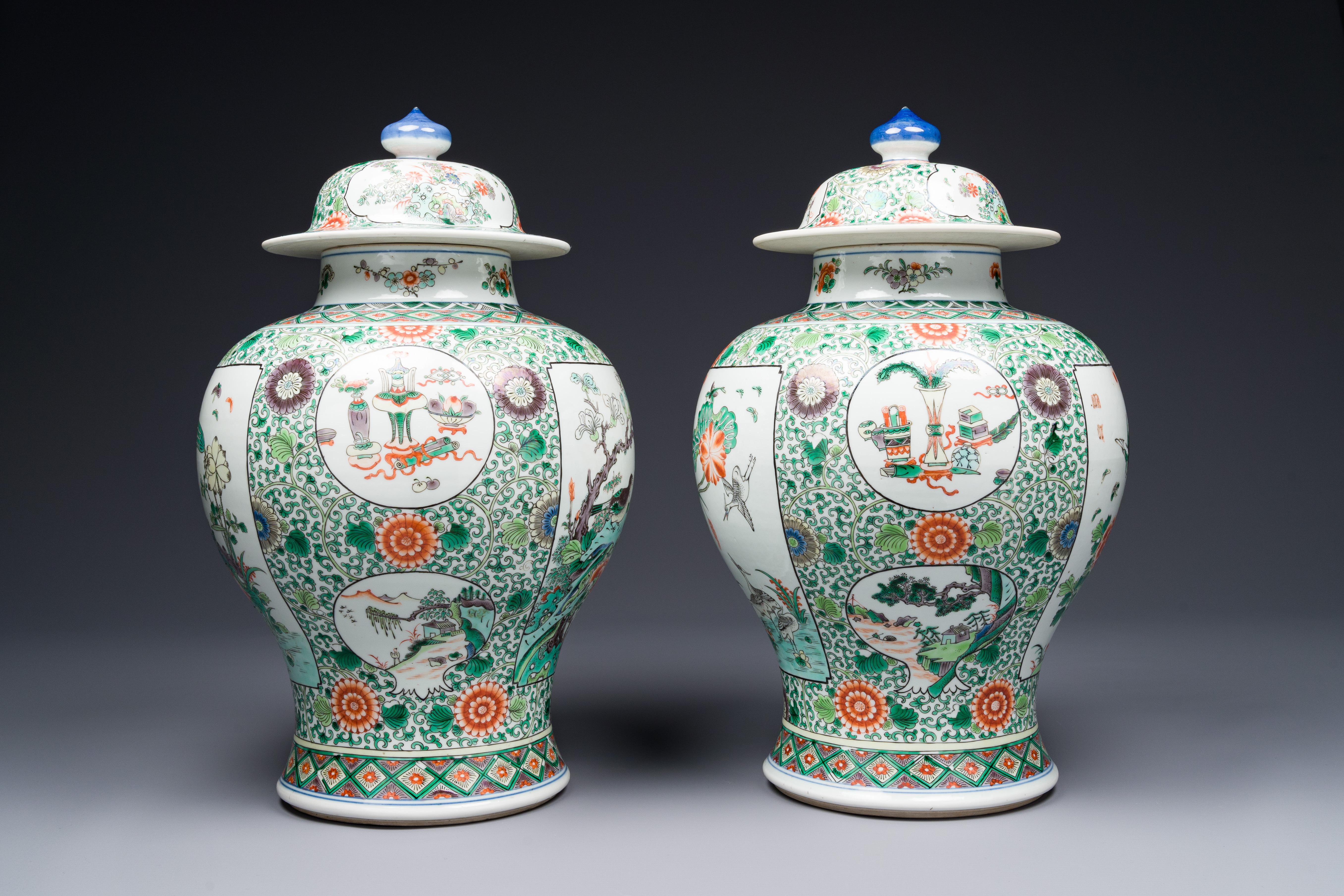 A pair of Chinese famille verte 'bird and flower' vases and covers, Kangxi mark, 19th C. - Image 4 of 8