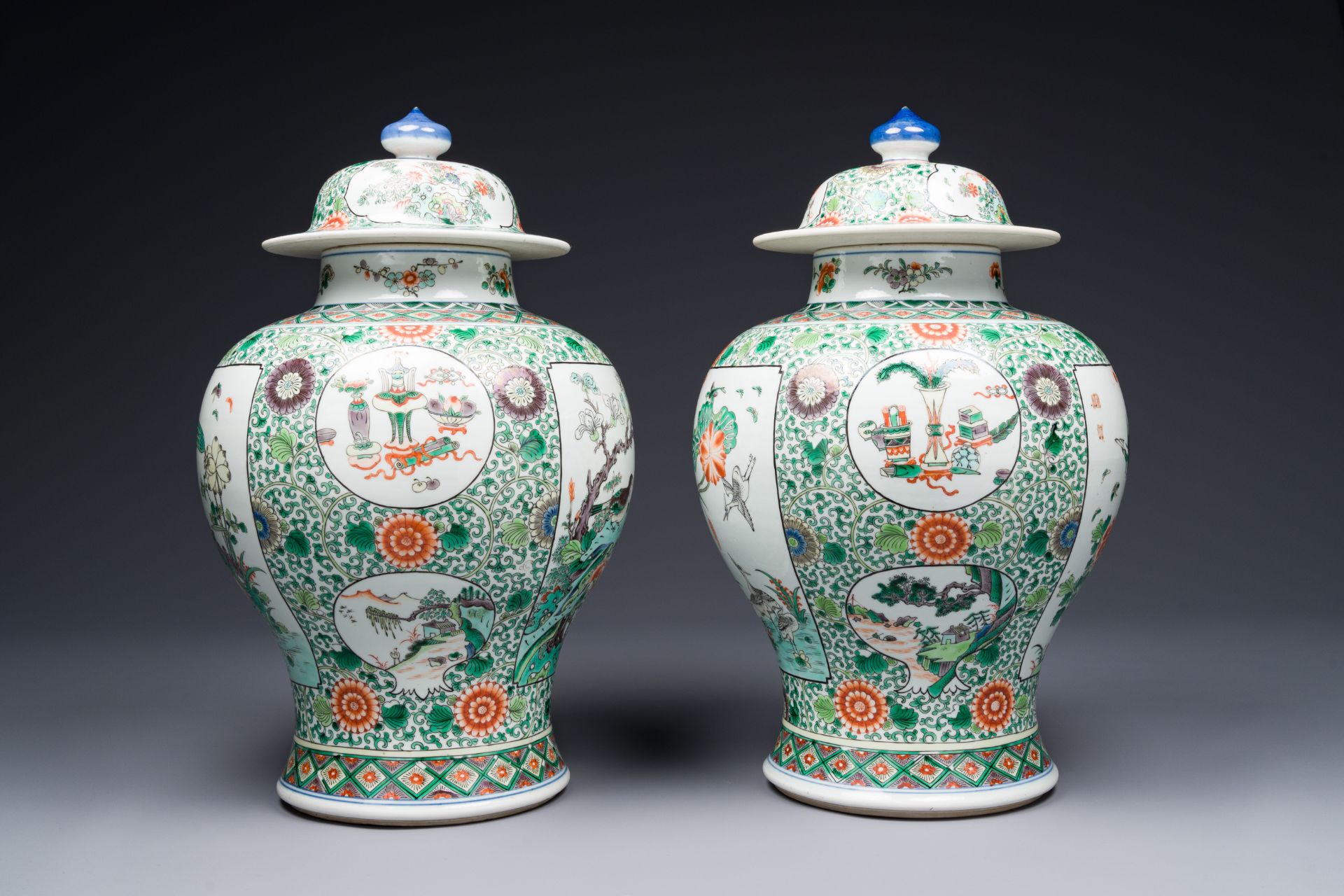 A pair of Chinese famille verte 'bird and flower' vases and covers, Kangxi mark, 19th C. - Bild 4 aus 8