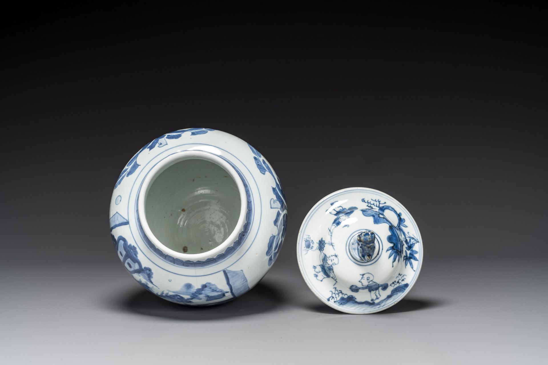 A Chinese blue and white 'Jia Guan Jin Jue åŠ å®˜æ™‰çˆµ' vase and cover, Transitional period - Bild 5 aus 6