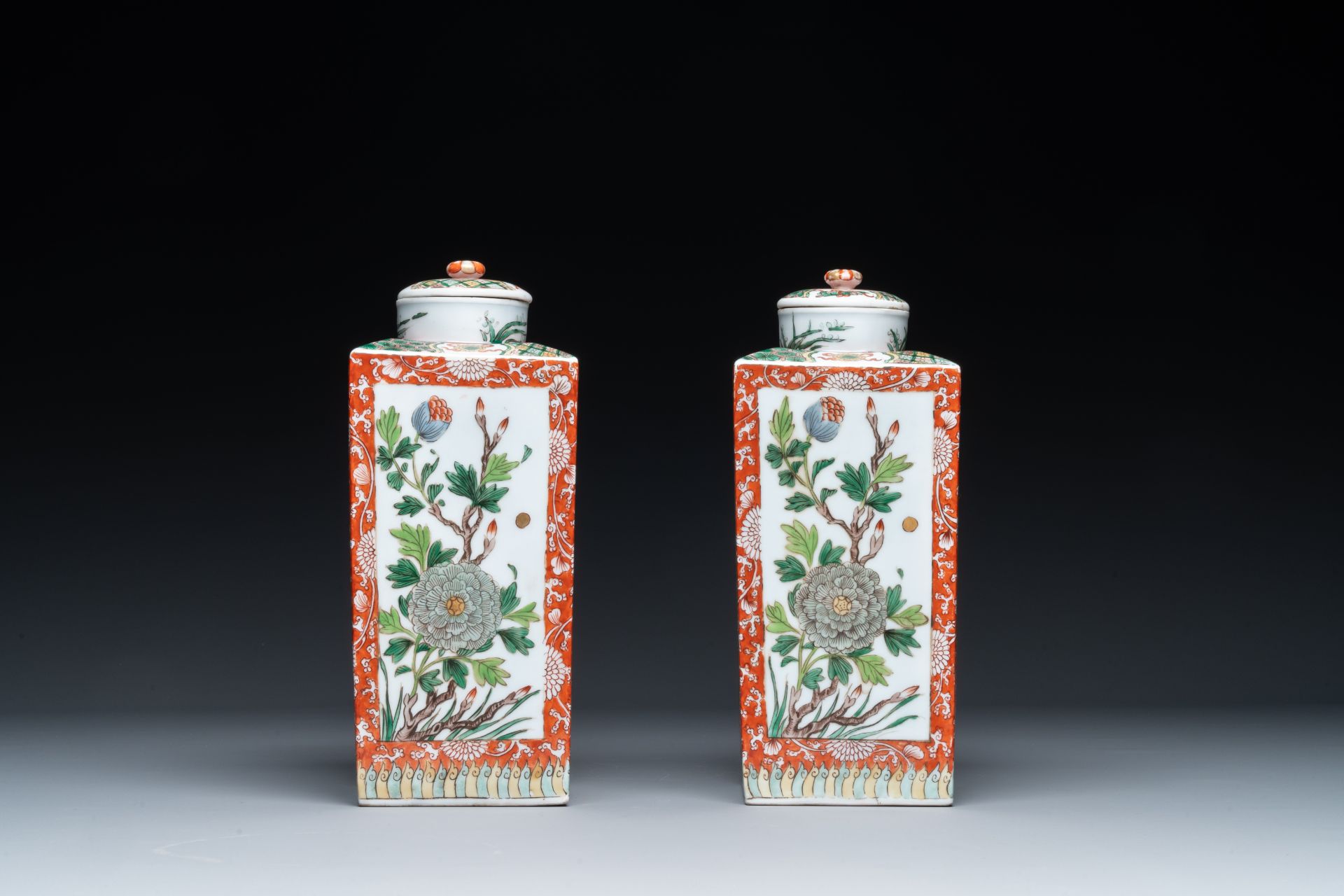 A Chinese blue and white bottle-shaped 'lotus scroll' vase and a pair of square famille verte flasks - Bild 4 aus 9