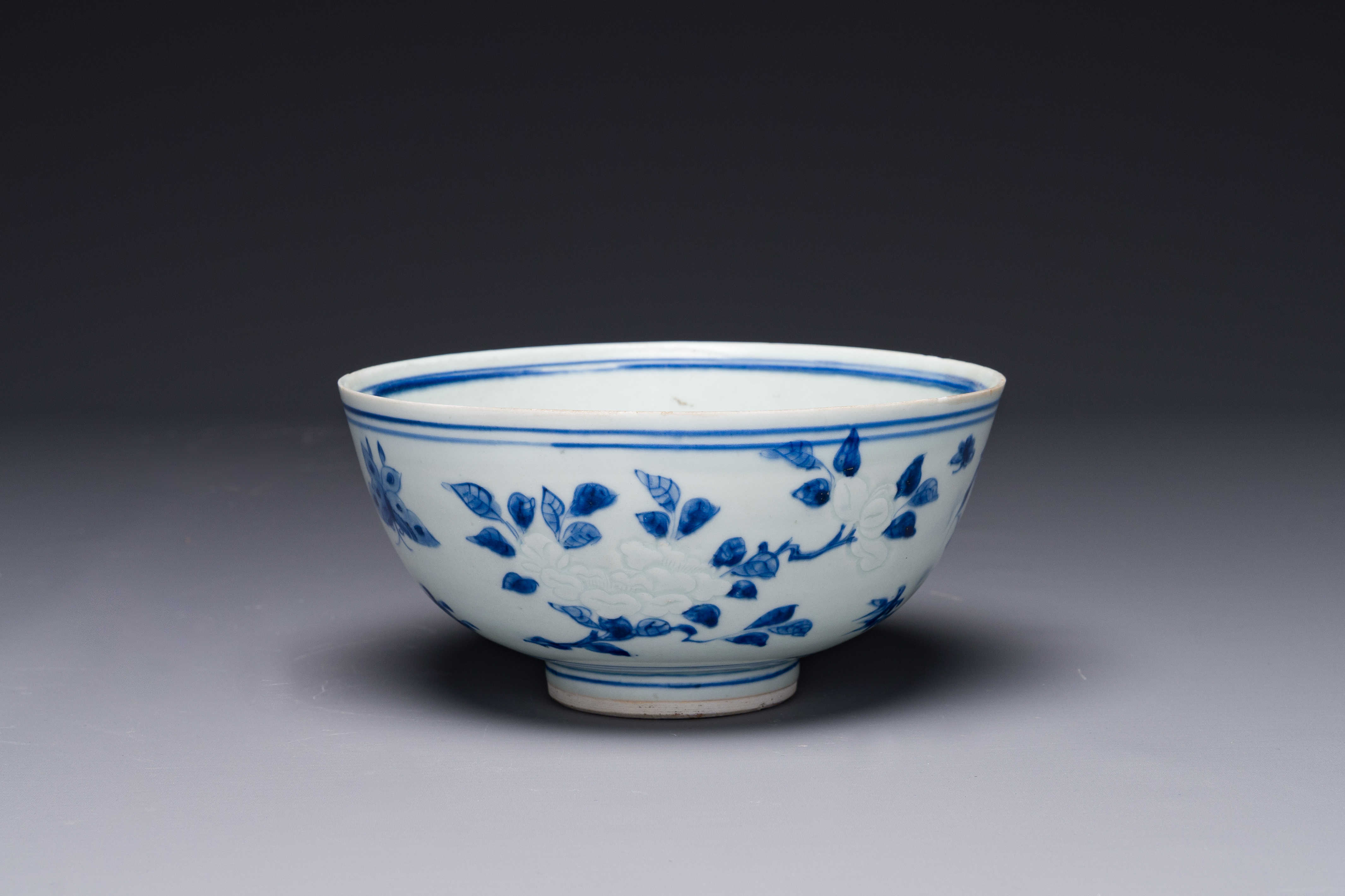 A Chinese blue and white 'Hatcher cargo' bowl with floral design, Transitional period