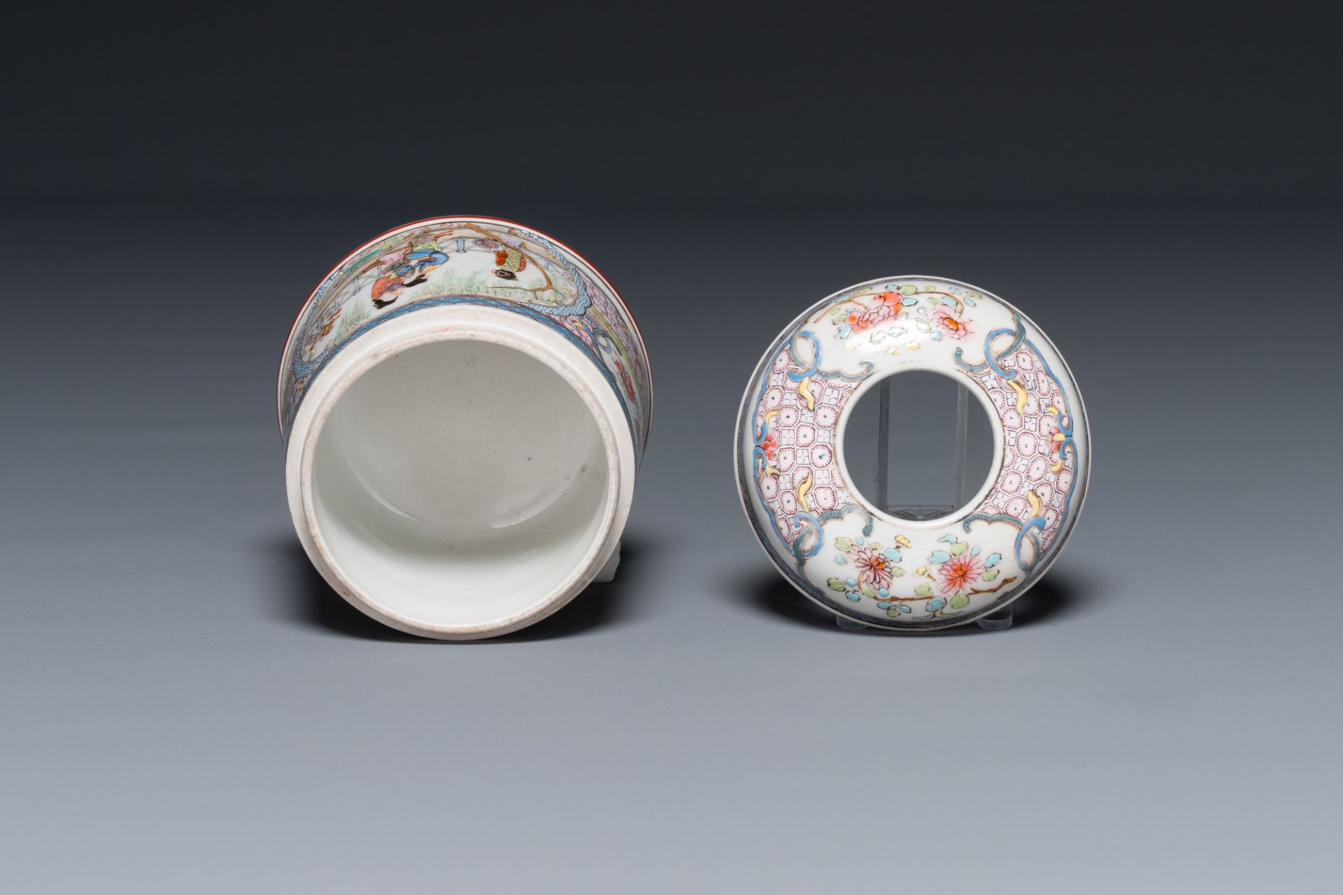 A Chinese famille rose round box and cover with figural design, 19th C. - Bild 3 aus 4