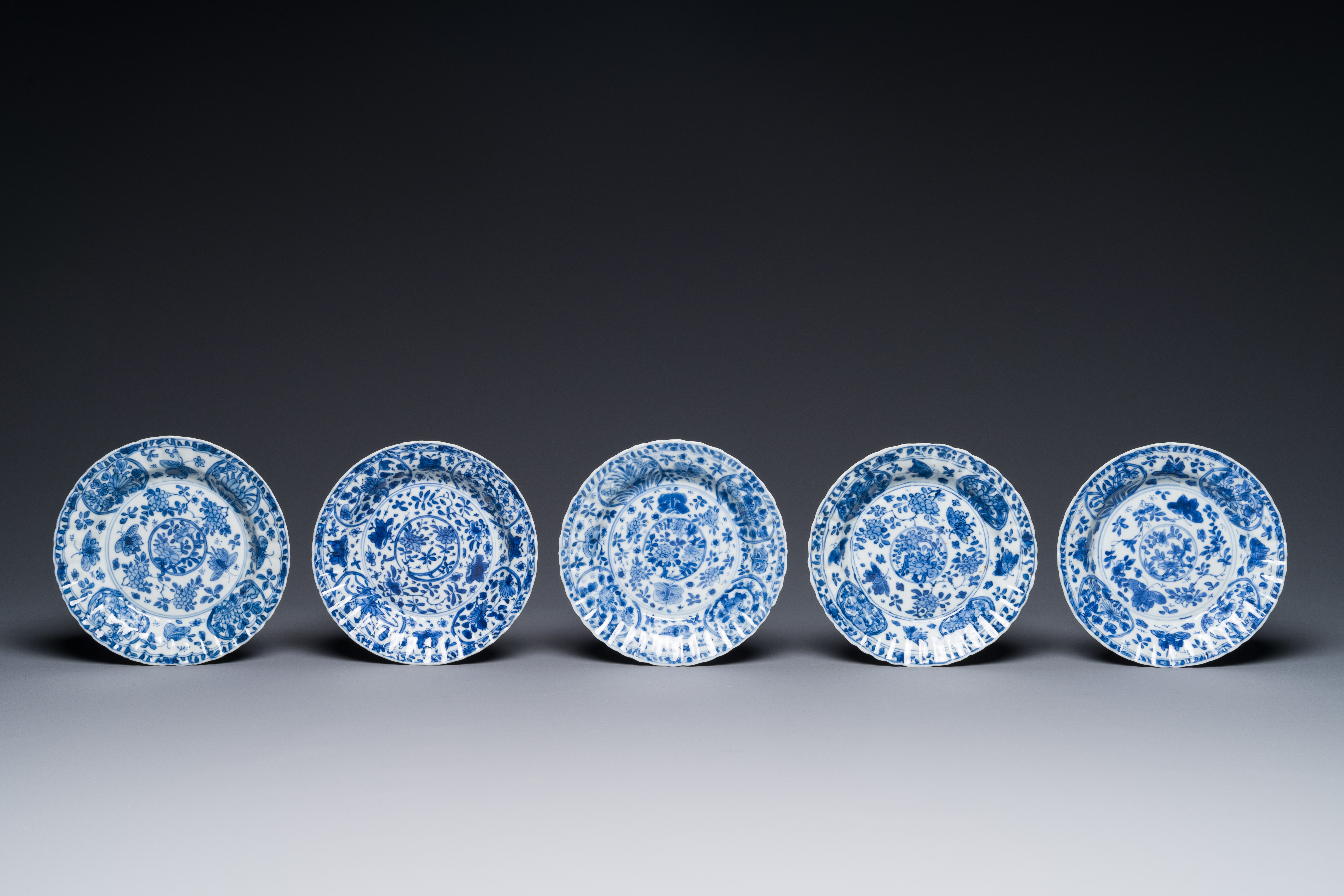 Ten Chinese blue and white cups and fourteen saucers with floral decor, lingzhi mark, Kangxi - Image 2 of 6