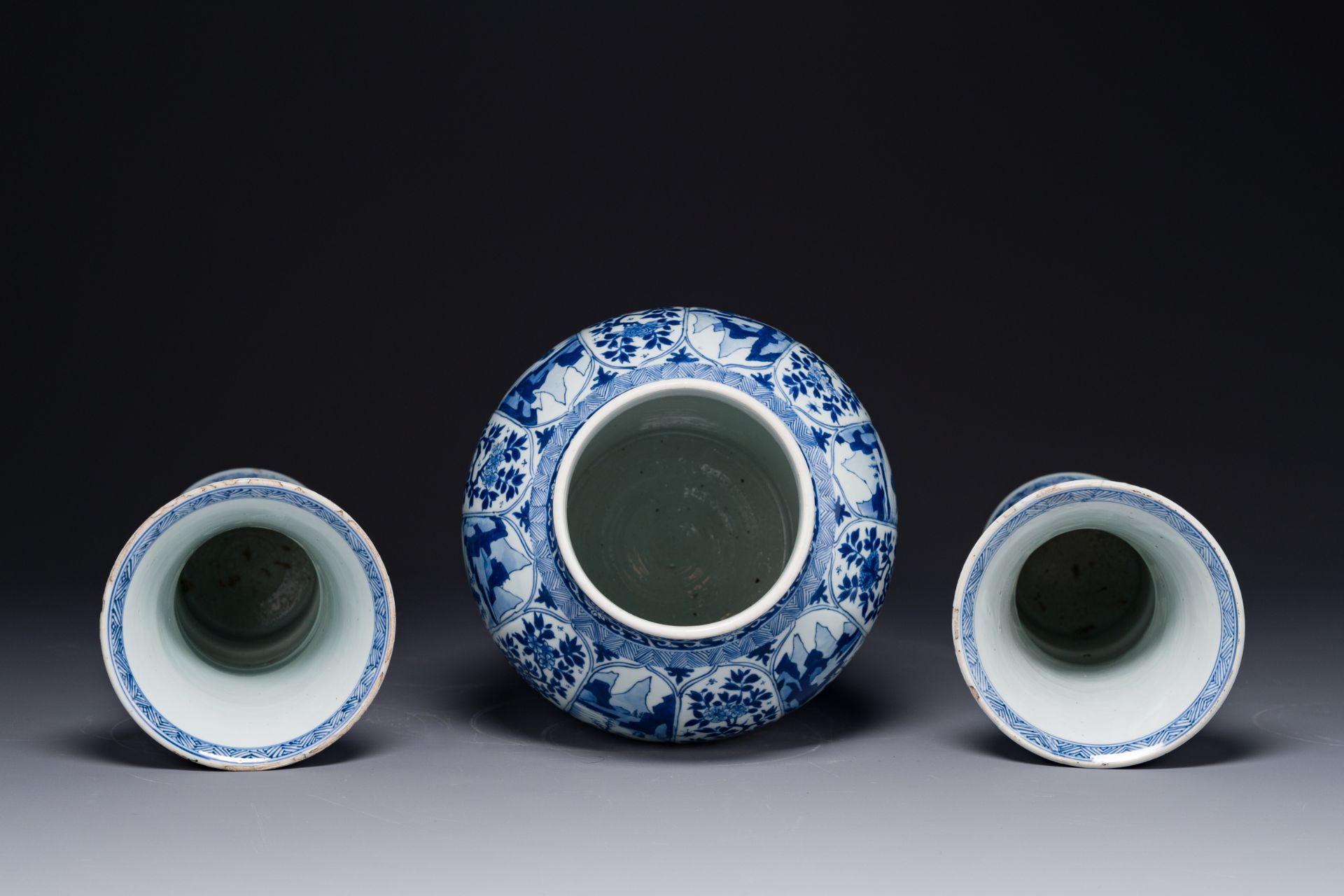 A Chinese blue and white garniture of three vases with floral and landscape design, Kangxi - Bild 4 aus 5
