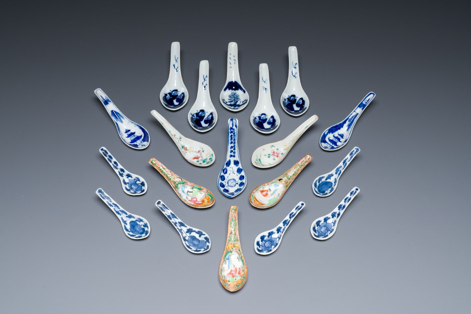 Nineteen Chinese blue, white and famille rose spoons, 19th C.