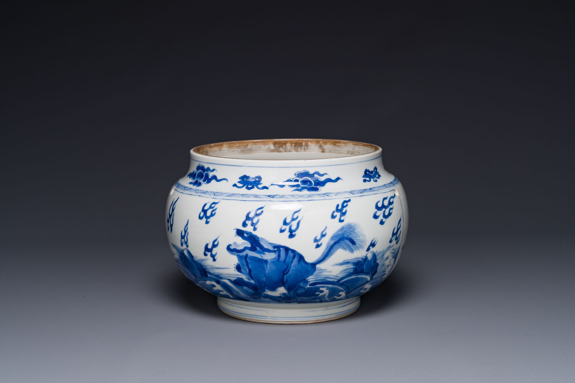 A Chinese blue and white 'mythic animals' bowl, Kangxi - Bild 3 aus 6