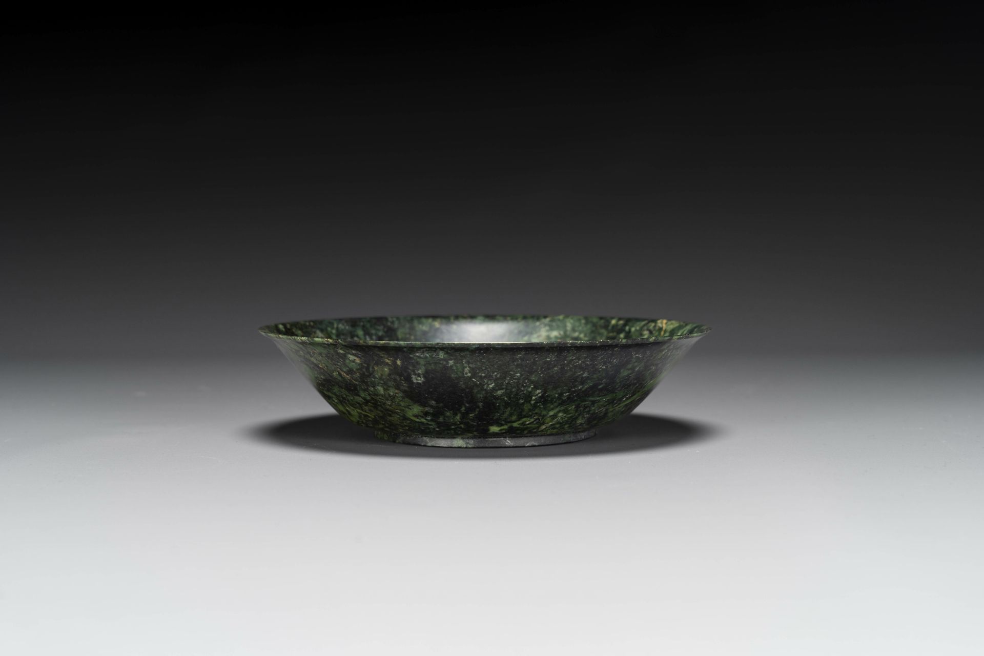 A Chinese dark green jade bowl, 18th C. - Bild 4 aus 7