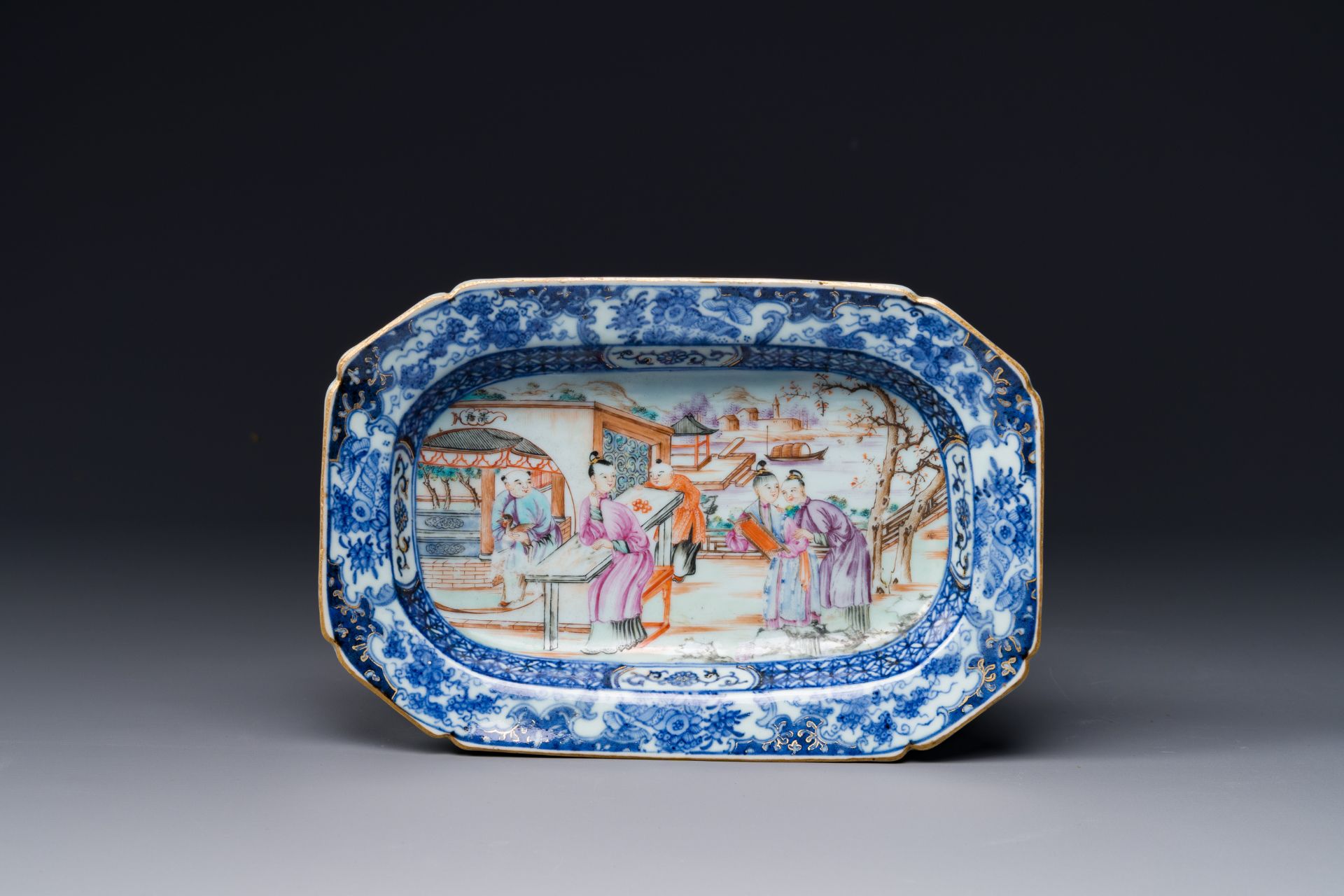 A Chinese Canton famille rose 'mandarin subject' tureen and cover on stand and a teapot and cover, Q - Bild 9 aus 14