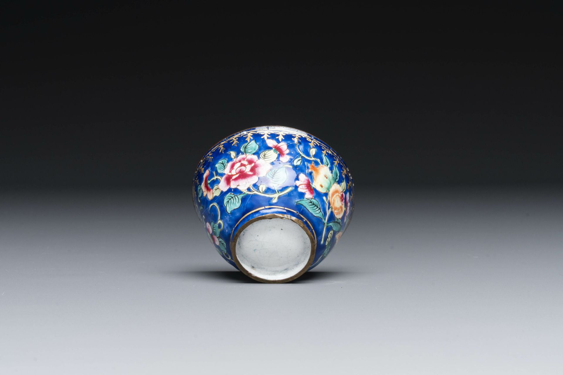 A varied collection of seven pieces of Chinese porcelain and Canton enamel, Kangxi and later - Image 17 of 19