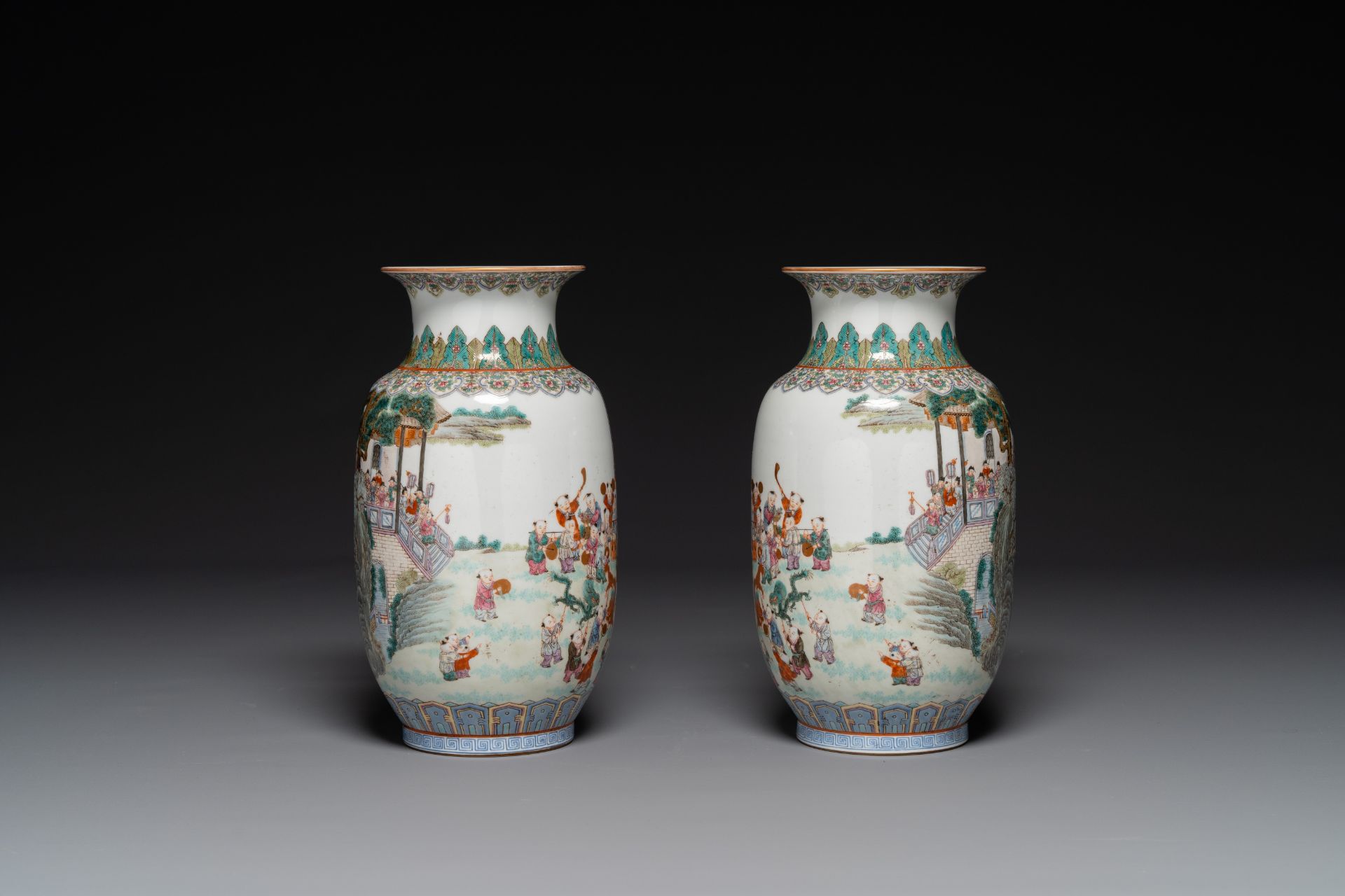 A pair of fine Chinese famille rose 'hundred boys' lantern-shaped vases, Yan Xi Tong He ç‡•å›åŒå’Œ - Image 2 of 6