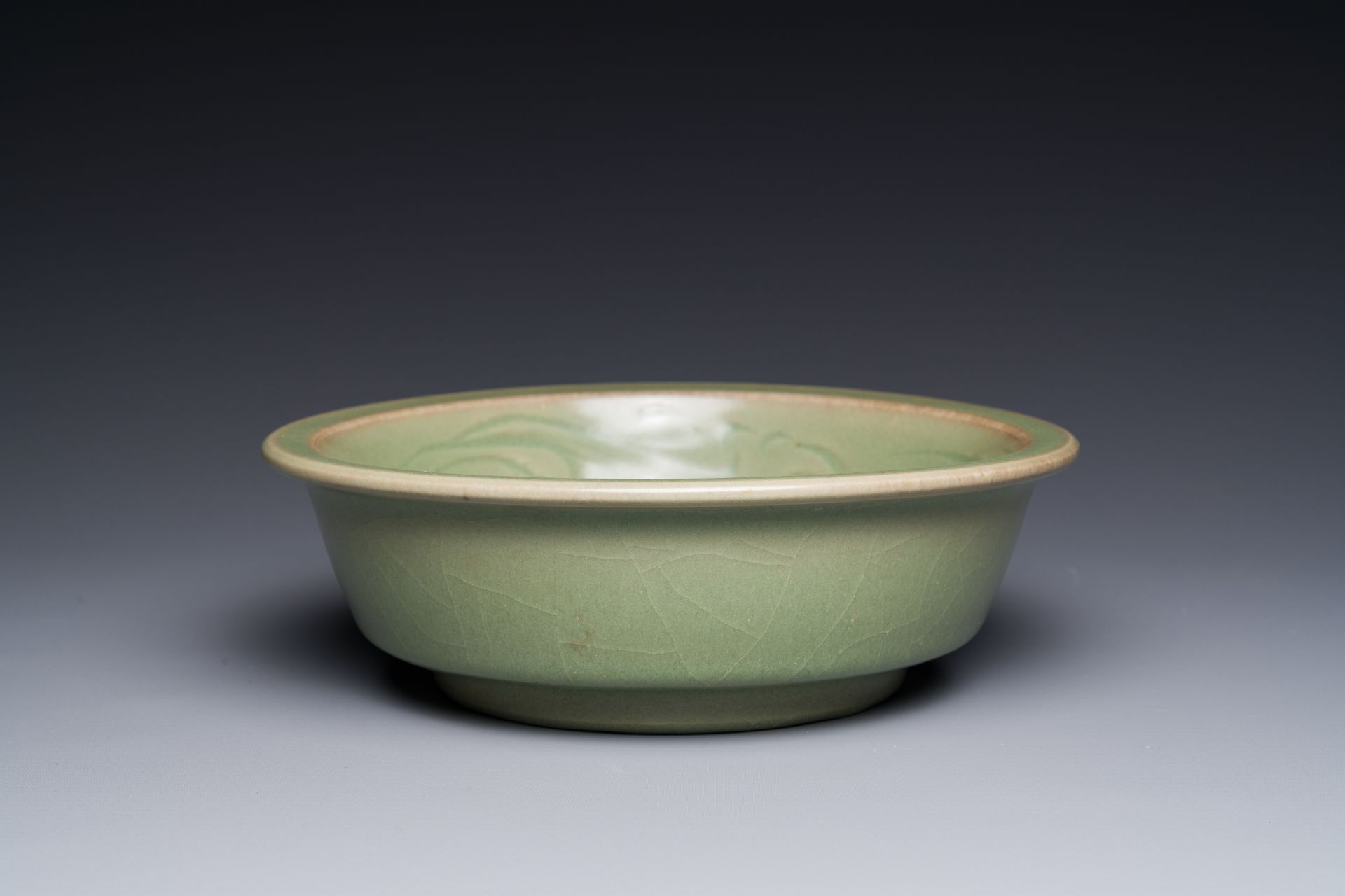 A Chinese Longquan celadon brush washer with anhua 'fish' design, Yuan/Ming - Bild 2 aus 5