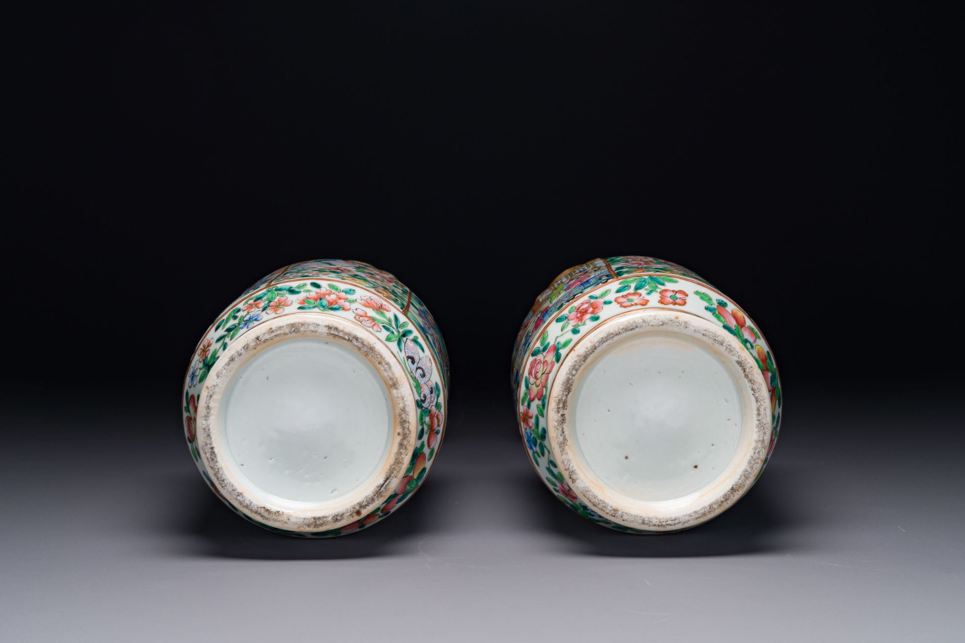 A pair of fine Chinese Canton famille rose 'Water Margin æ°´æ»¸å‚³' vases, 19th C. - Image 6 of 6