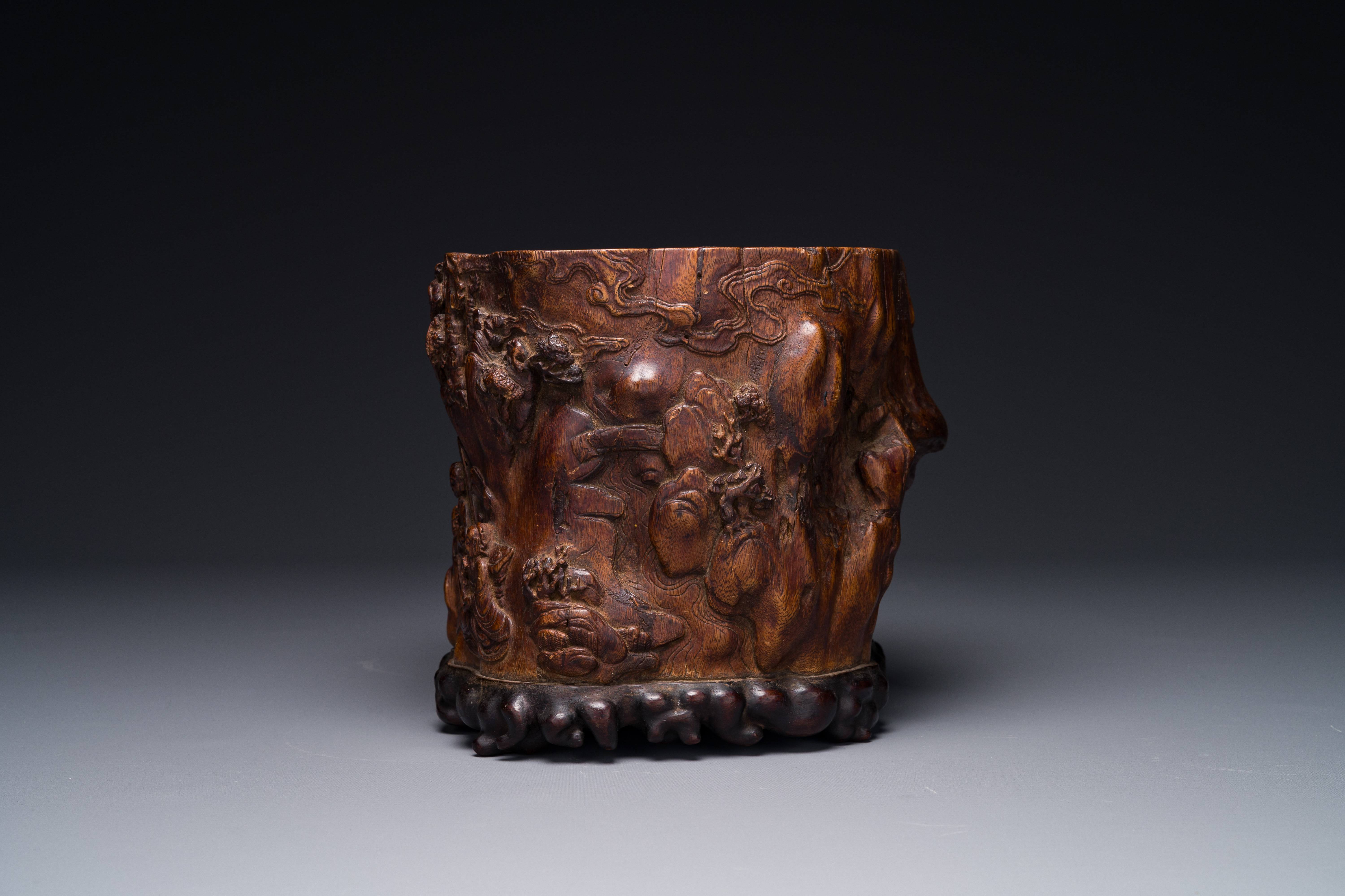 A large Chinese carved huanghuali wooden brush pot with Taoist design, 17/18th C. - Image 4 of 7