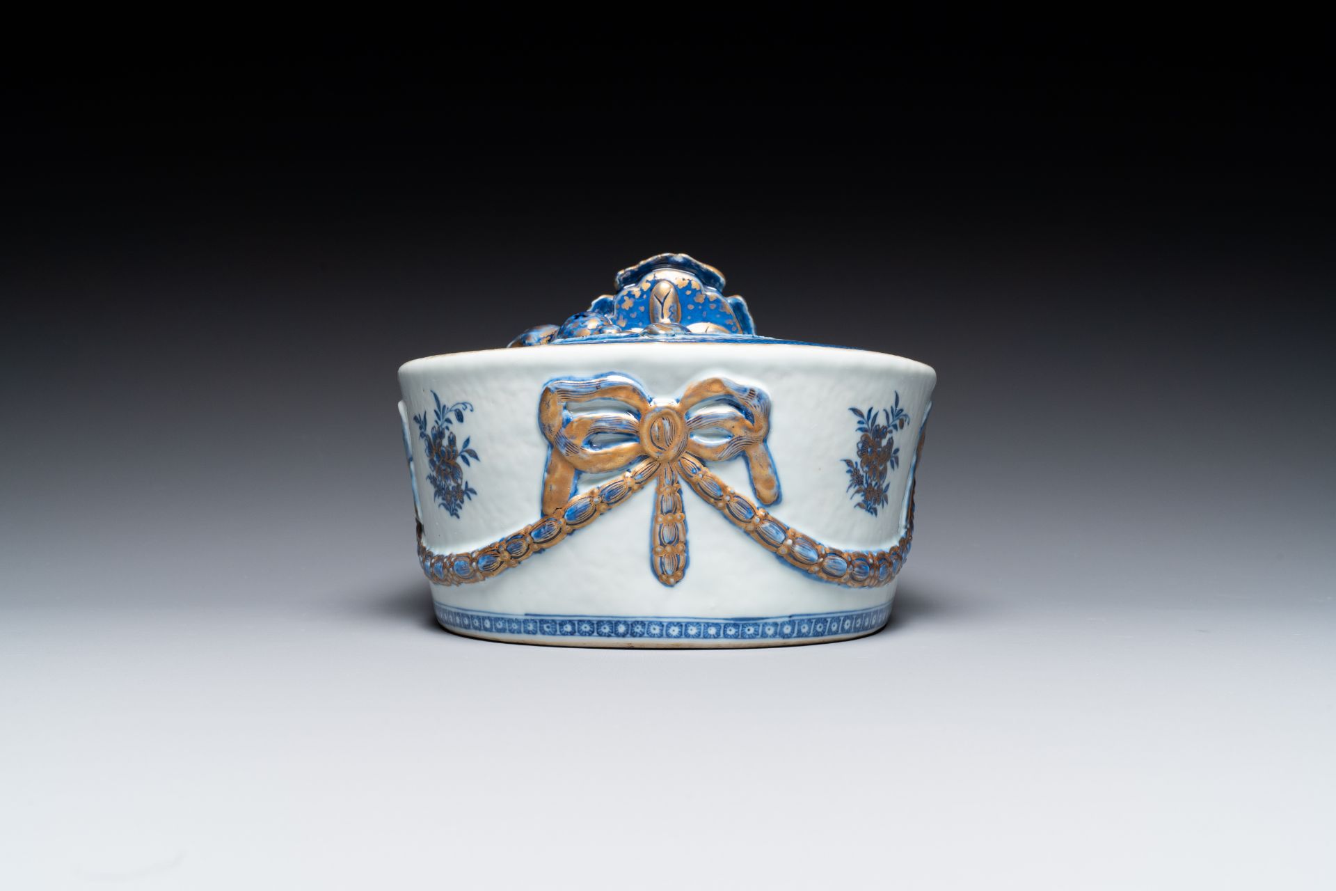 A Chinese blue and white gilt-decorated tureen and cover on stand for the Swedish market, Jiaqing - Image 4 of 10