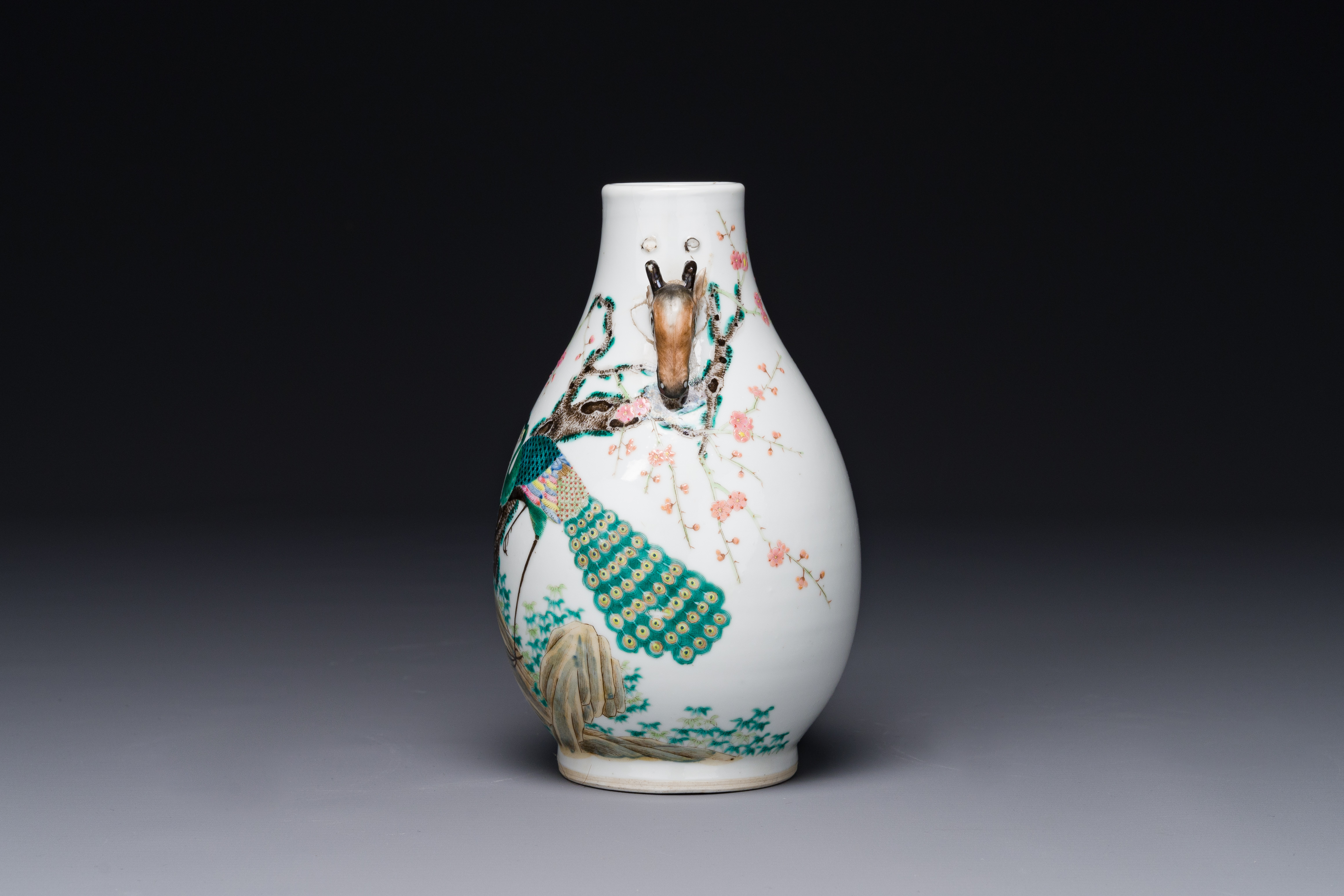 A Chinese famille rose 'hu' vase with peacocks, Yongzheng mark, 19th C. - Image 4 of 6