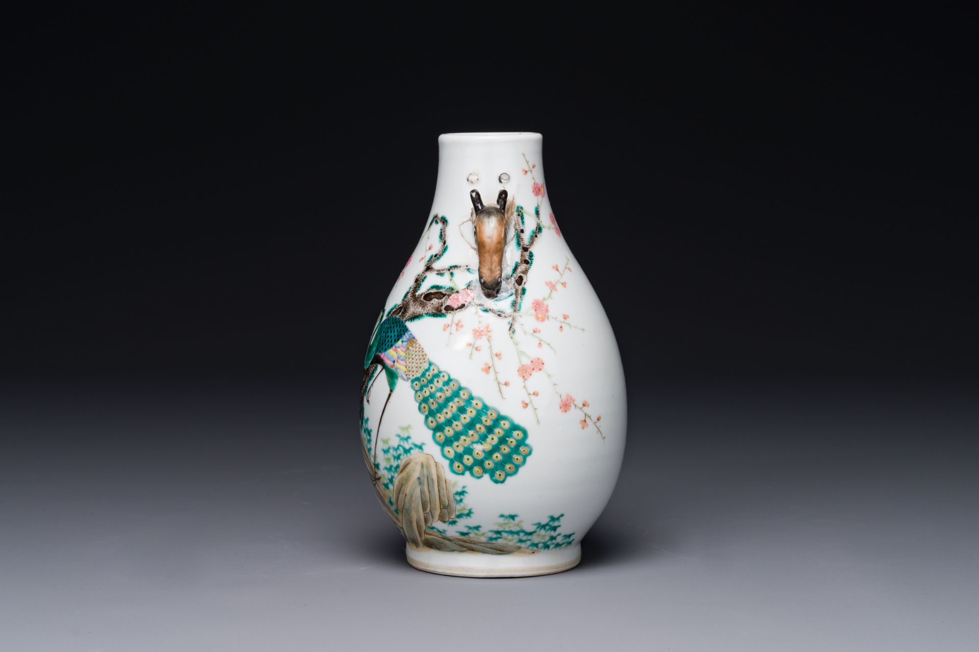 A Chinese famille rose 'hu' vase with peacocks, Yongzheng mark, 19th C. - Bild 4 aus 6