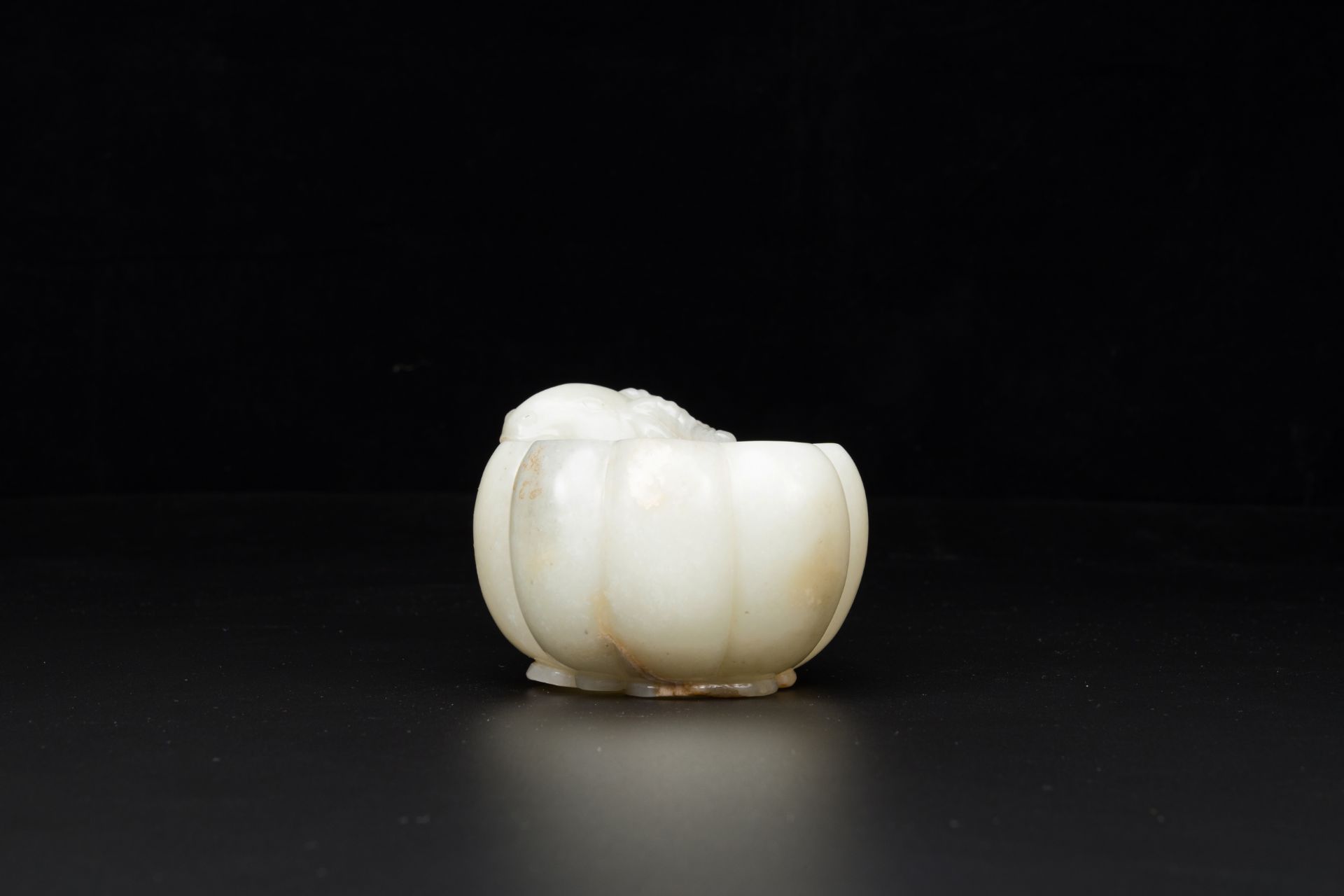 A Chinese celadon jade flower-shaped brush washer with ram's head, 17th C. - Image 5 of 9