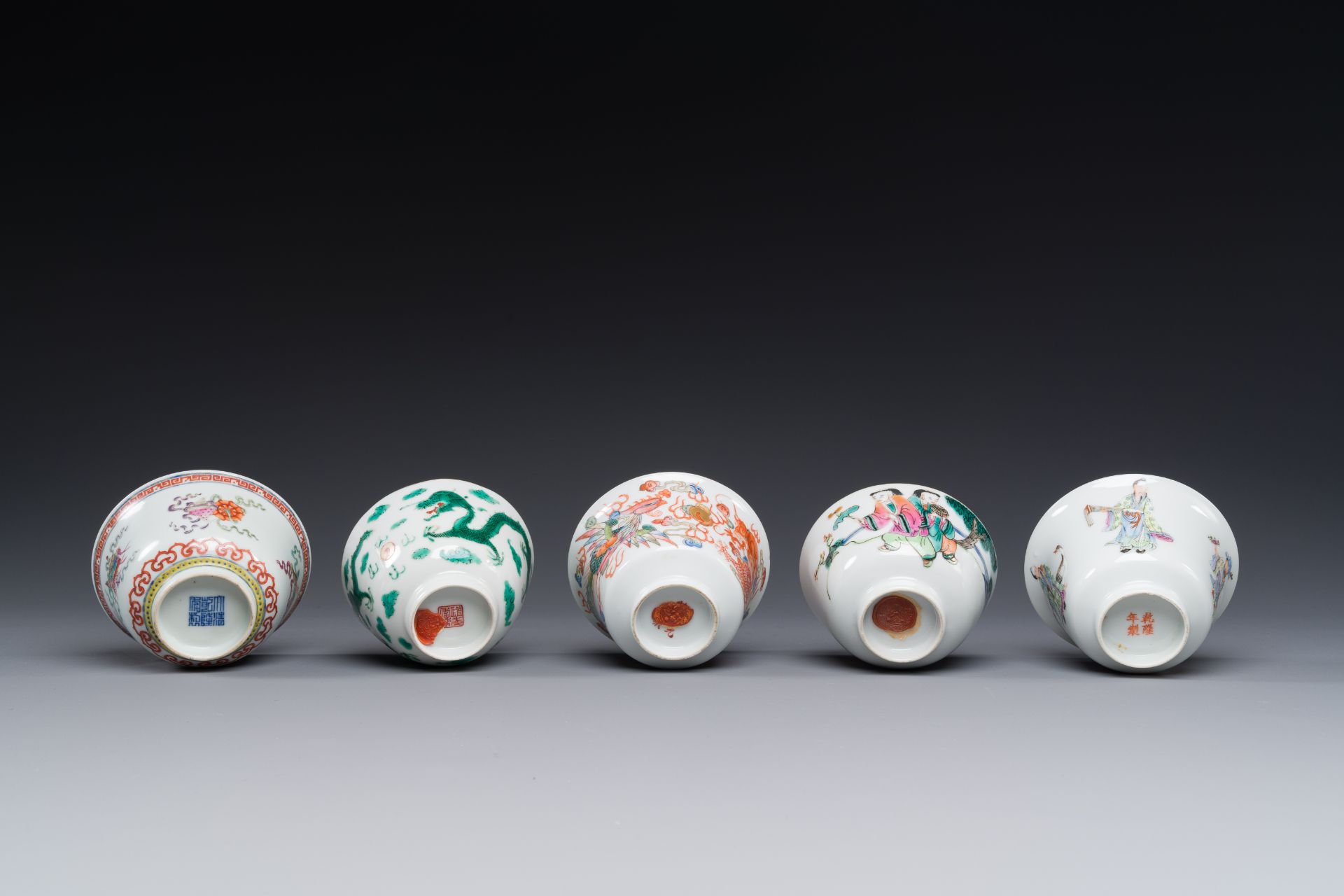 Four Chinese famille rose covered bowls, three with saucers and a 'dragon' bowl, signed Wang Darong - Bild 4 aus 4