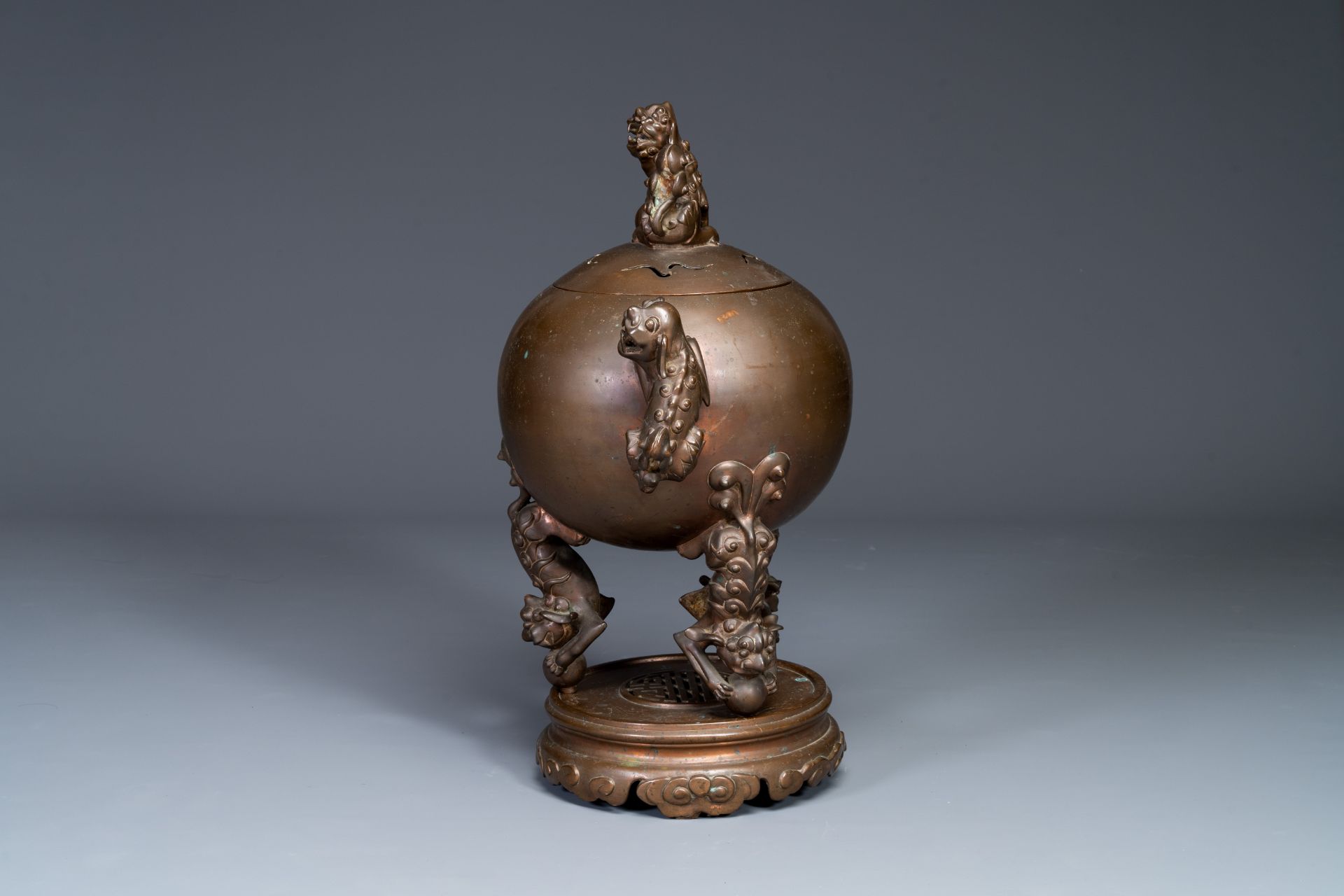 A large Chinese bronze censer and cover on stand decorated with six lions, 19th C. - Bild 2 aus 6