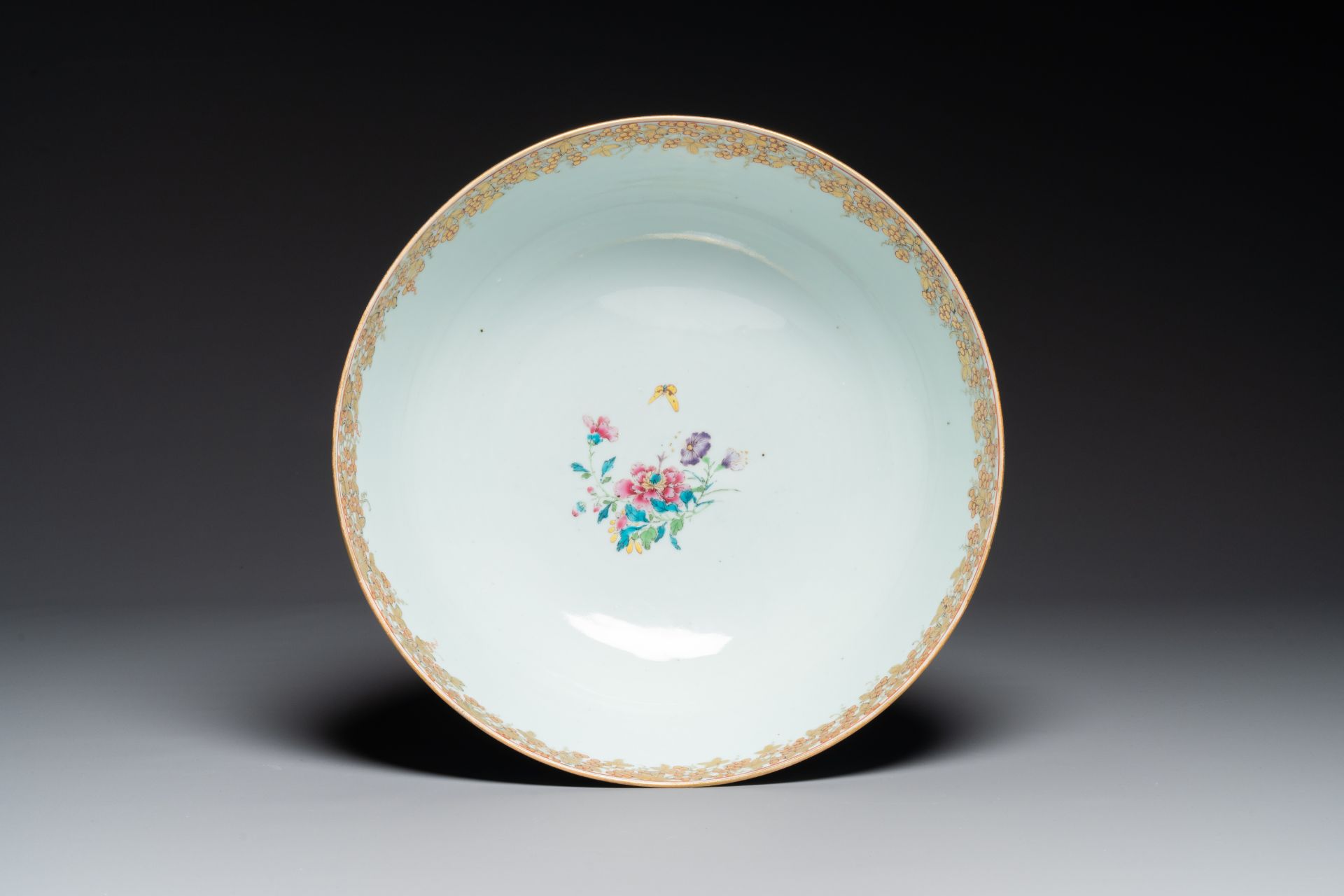 A fine large Chinese Canton famille rose bowl with boys and ladies in an elaborate garden scene, Qia - Bild 5 aus 7