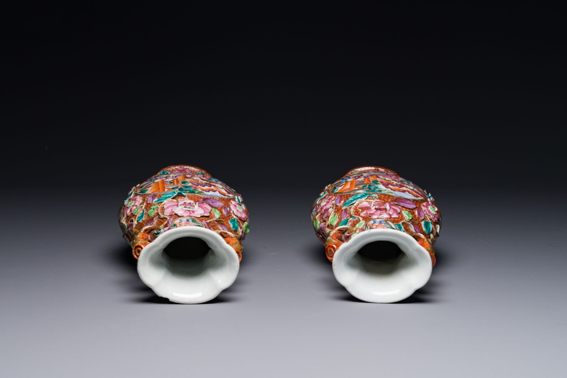 A pair of Chinese Canton famille rose 'mandarin subject' vases with floral relief design, Qianlong - Bild 5 aus 6