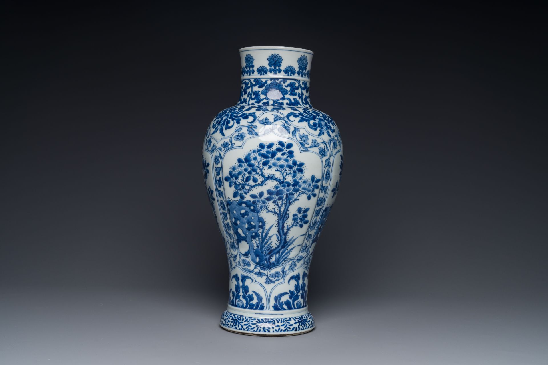 A Chinese blue and white baluster vase with floral decor, Kangxi - Image 2 of 4