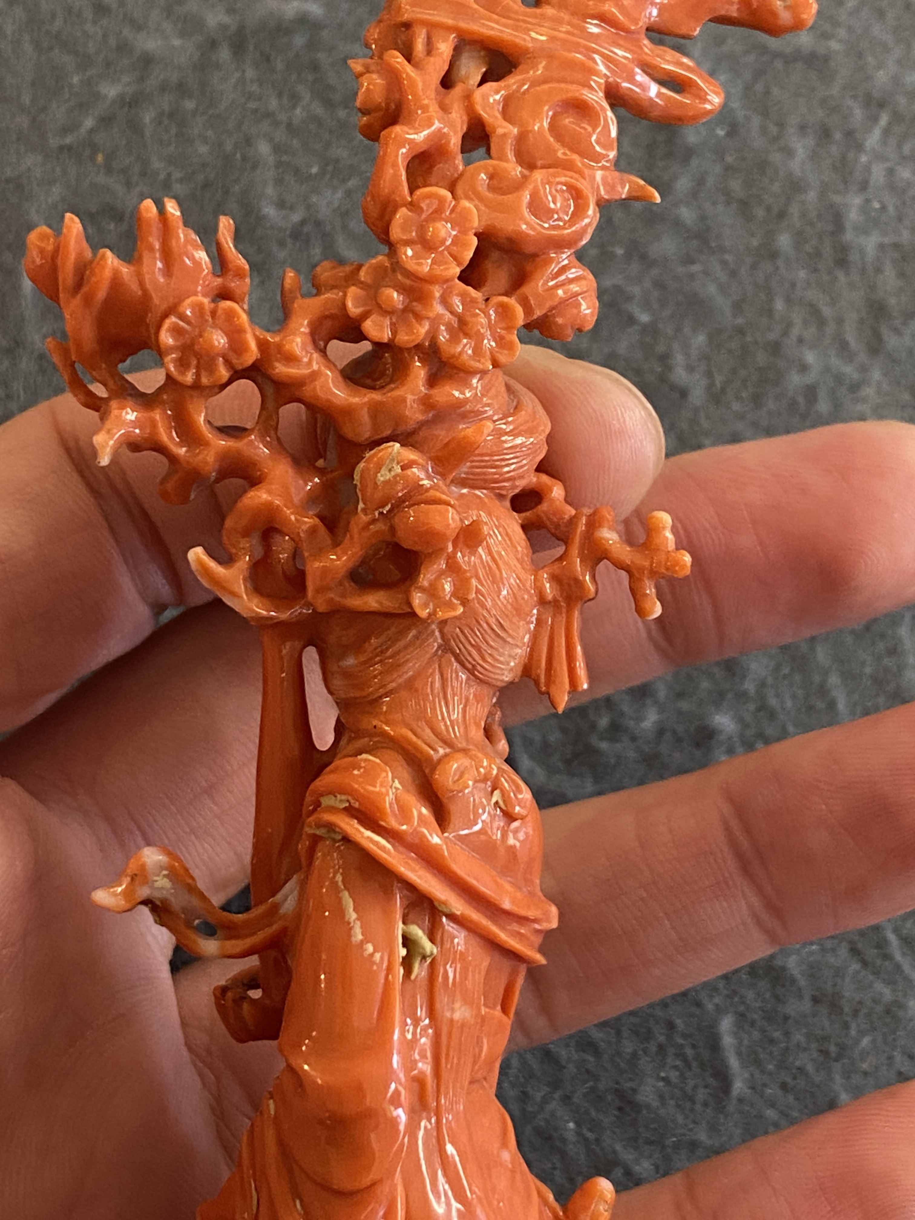 A Chinese red coral figure of a standing lady holding a vase, 19/20th C. - Image 12 of 14