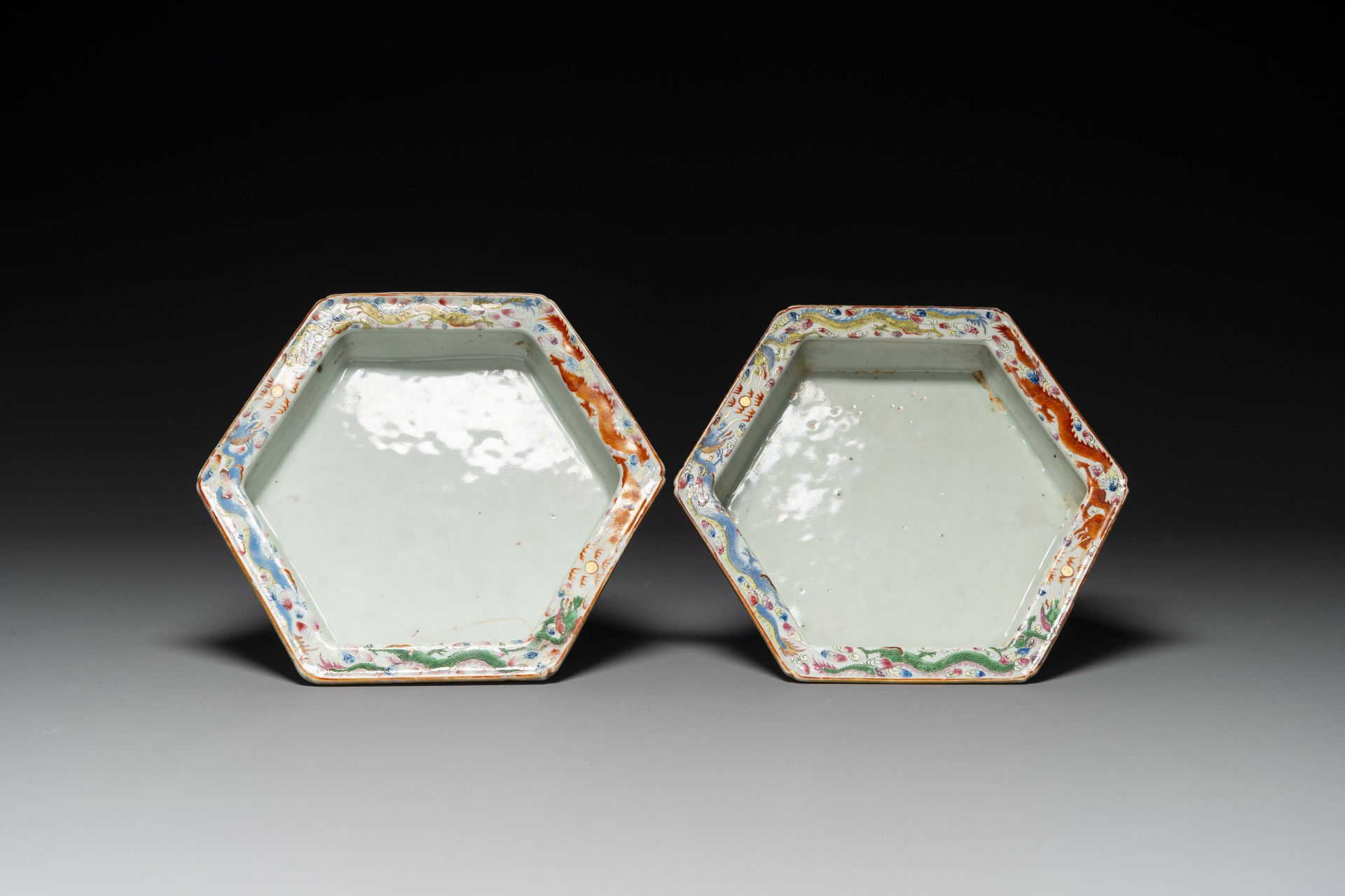 A pair of hexagonal Chinese Canton famille rose jardinieres on stands, 19th C. - Bild 8 aus 9