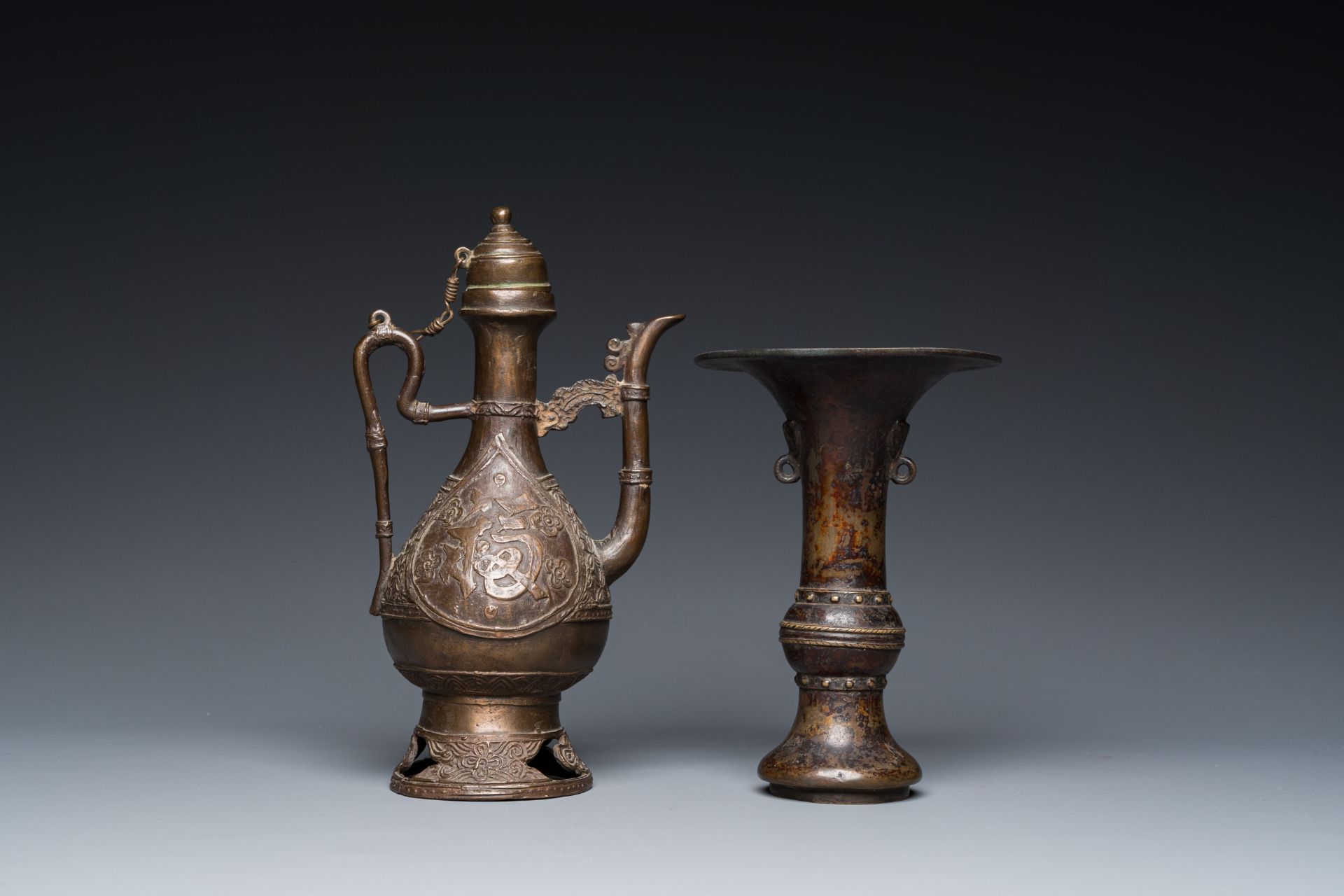 A Chinese bronze 'gu' vase and a bronze ewer and cover for the Islamic market, Ming - Bild 6 aus 24