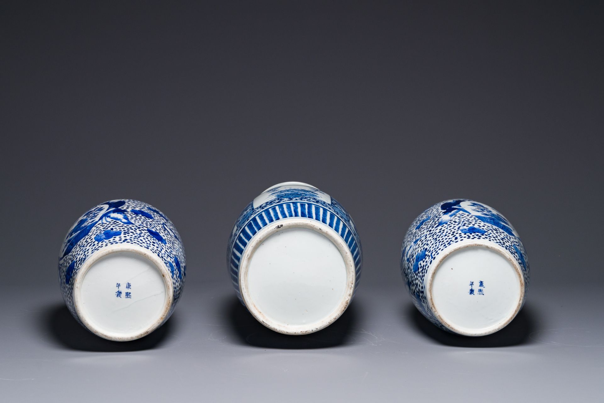 A pair of Chinese blue and white jars and a vase, Kangxi mark, 19th C. - Image 6 of 6