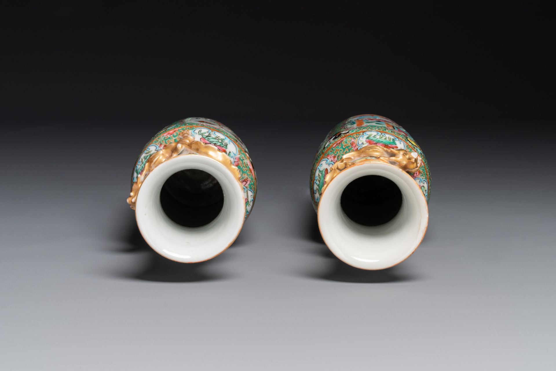 A Chinese Canton famille rose basin and a pair of vases vases with narrative design, 19th C. - Image 3 of 4