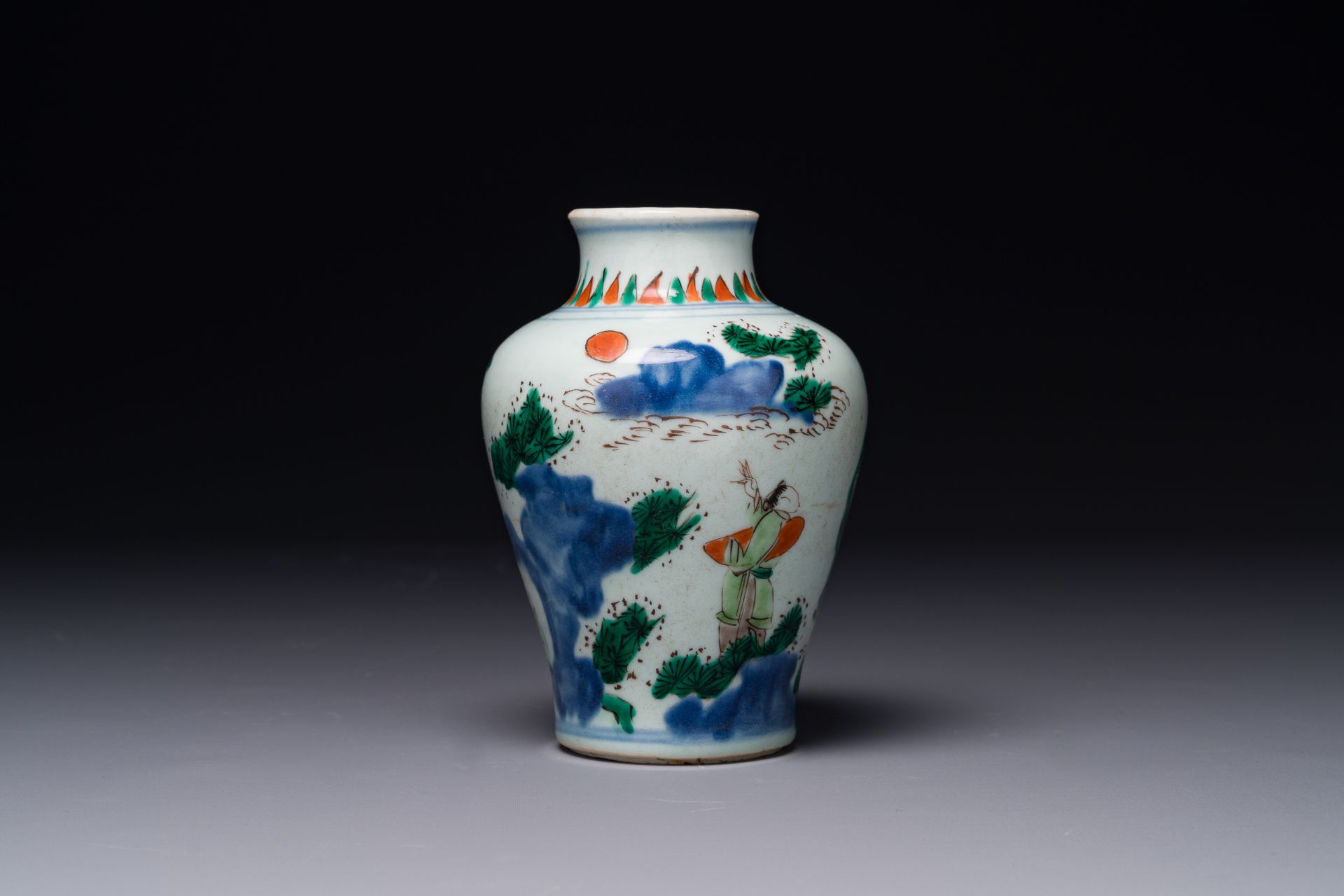 A small Chinese wucai jar with figures in a landscape, Transition period - Bild 3 aus 6