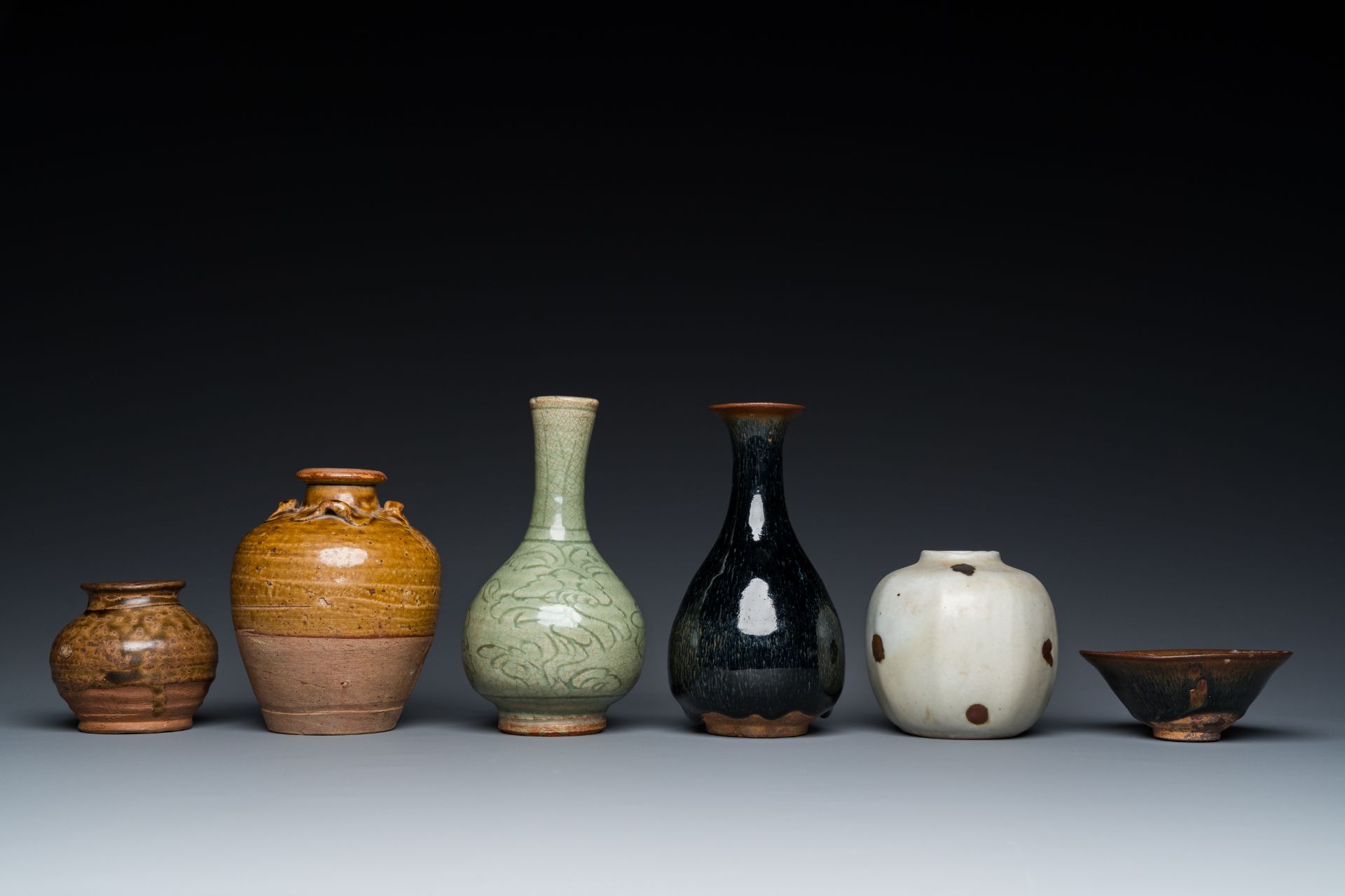 Five various Chinese monochrome-glazed vases and a bowl, Yuan and later - Bild 4 aus 7