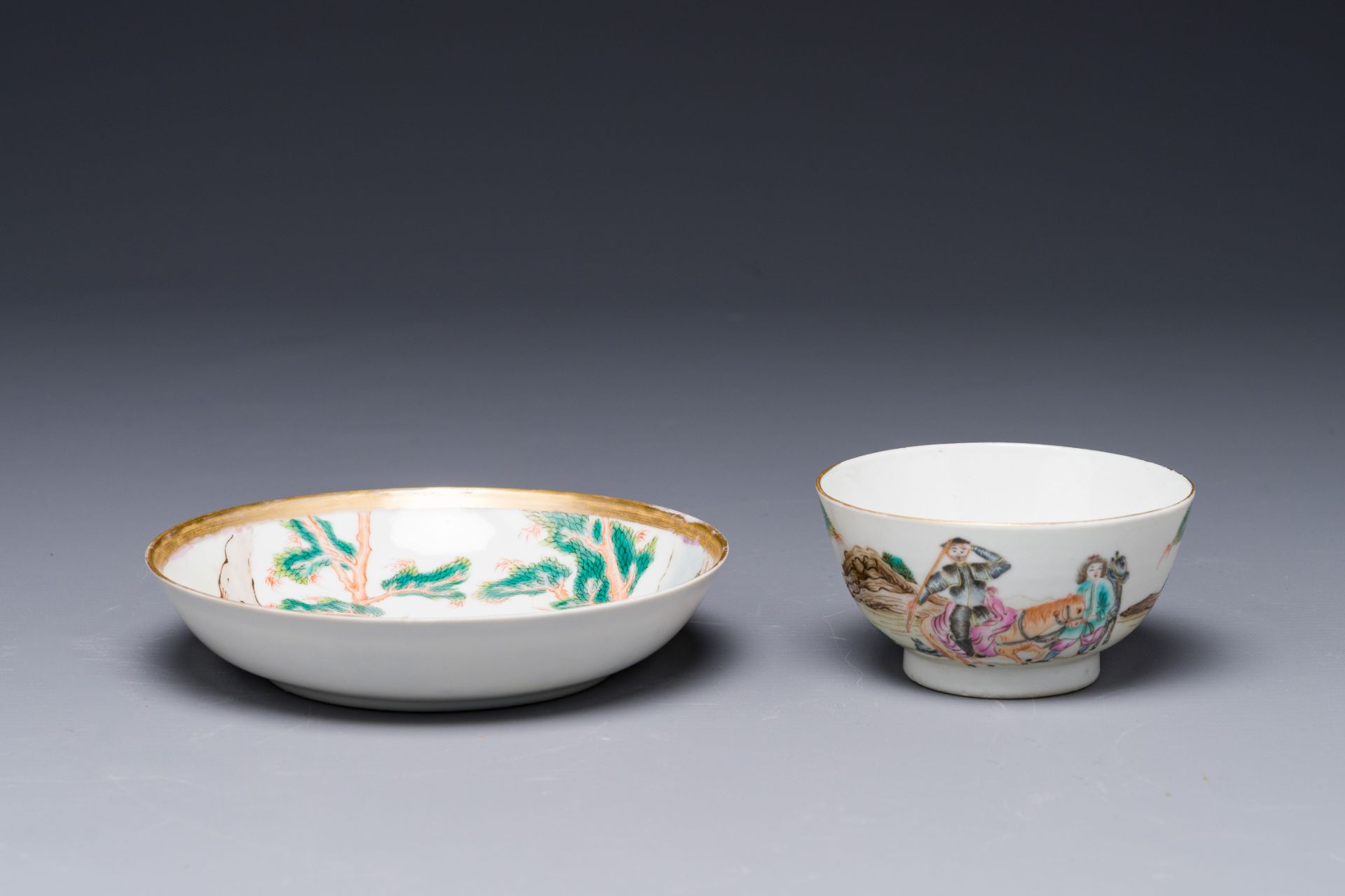 A Chinese famille rose 'Don Quixote' cup and saucer, 18/19th C. - Image 3 of 6