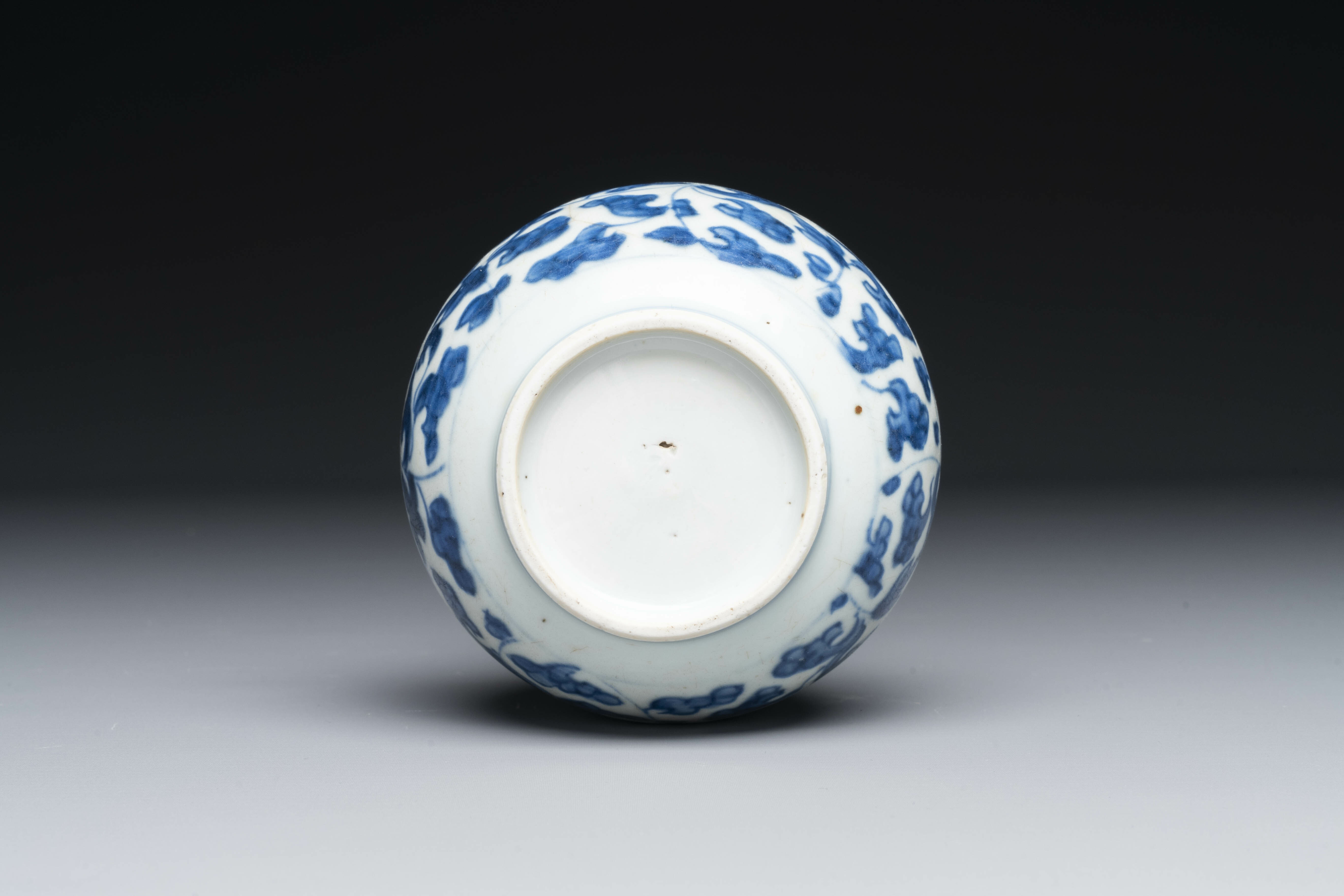 A varied collection of seven pieces of Chinese porcelain and Canton enamel, Kangxi and later - Image 13 of 19