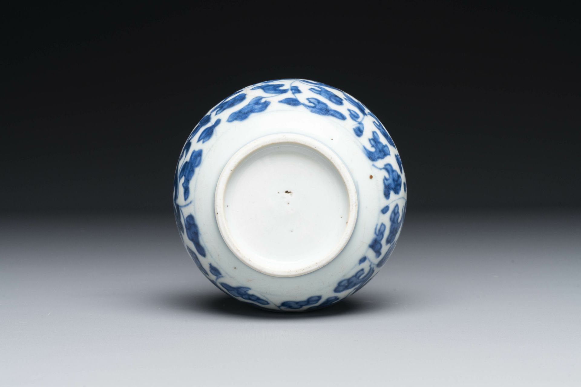 A varied collection of seven pieces of Chinese porcelain and Canton enamel, Kangxi and later - Image 13 of 19