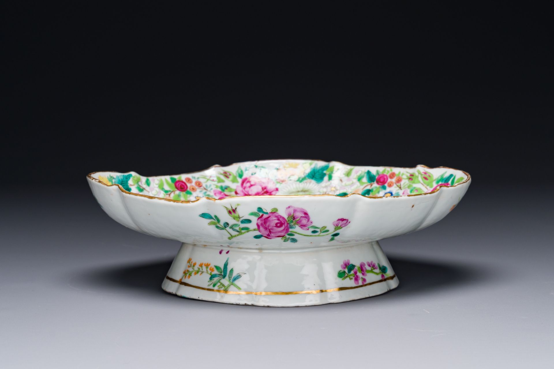 A Chinese Canton famille rose 'phoenix' tazza, 19th C. - Image 2 of 4