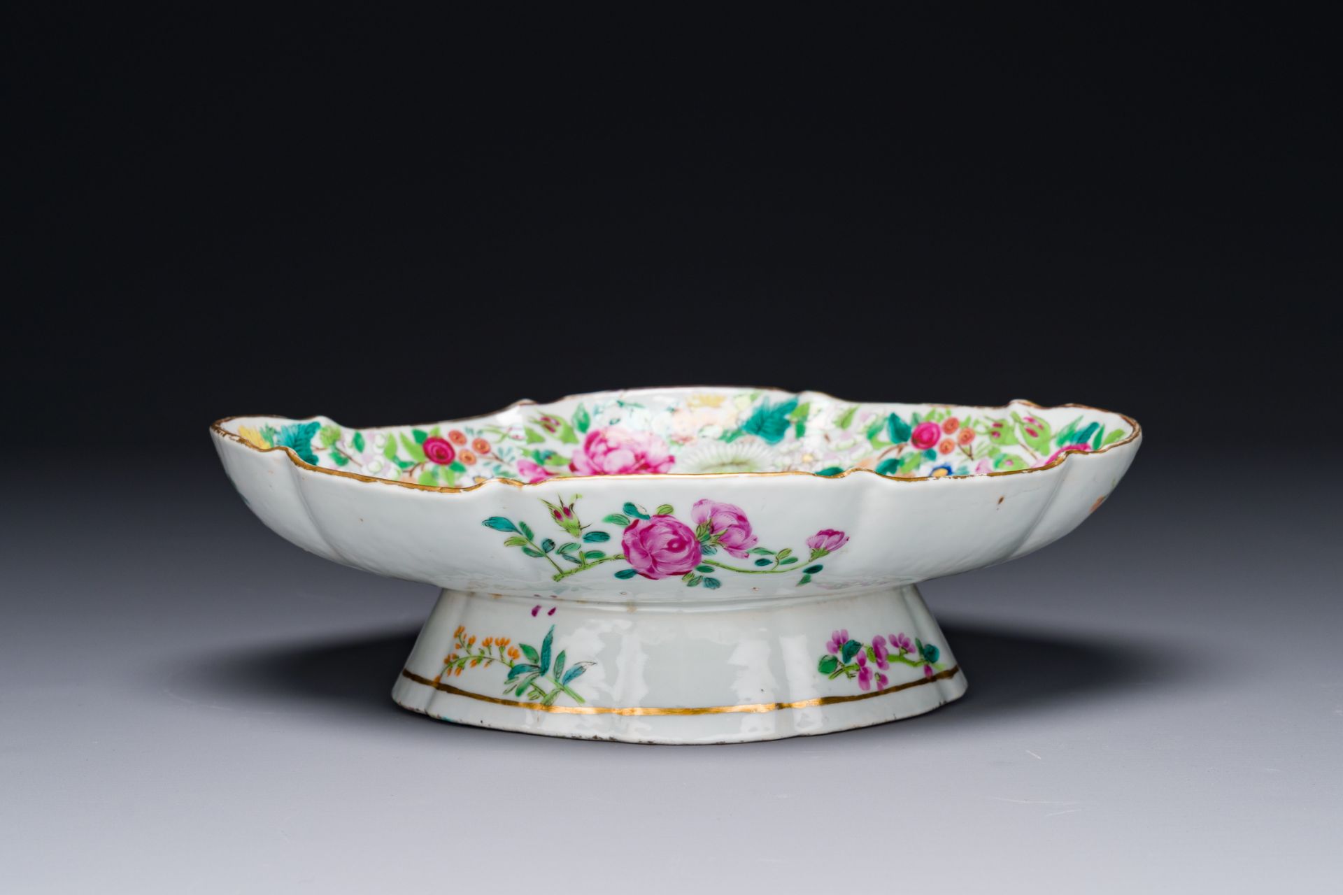 A Chinese Canton famille rose 'phoenix' tazza, 19th C. - Bild 2 aus 4