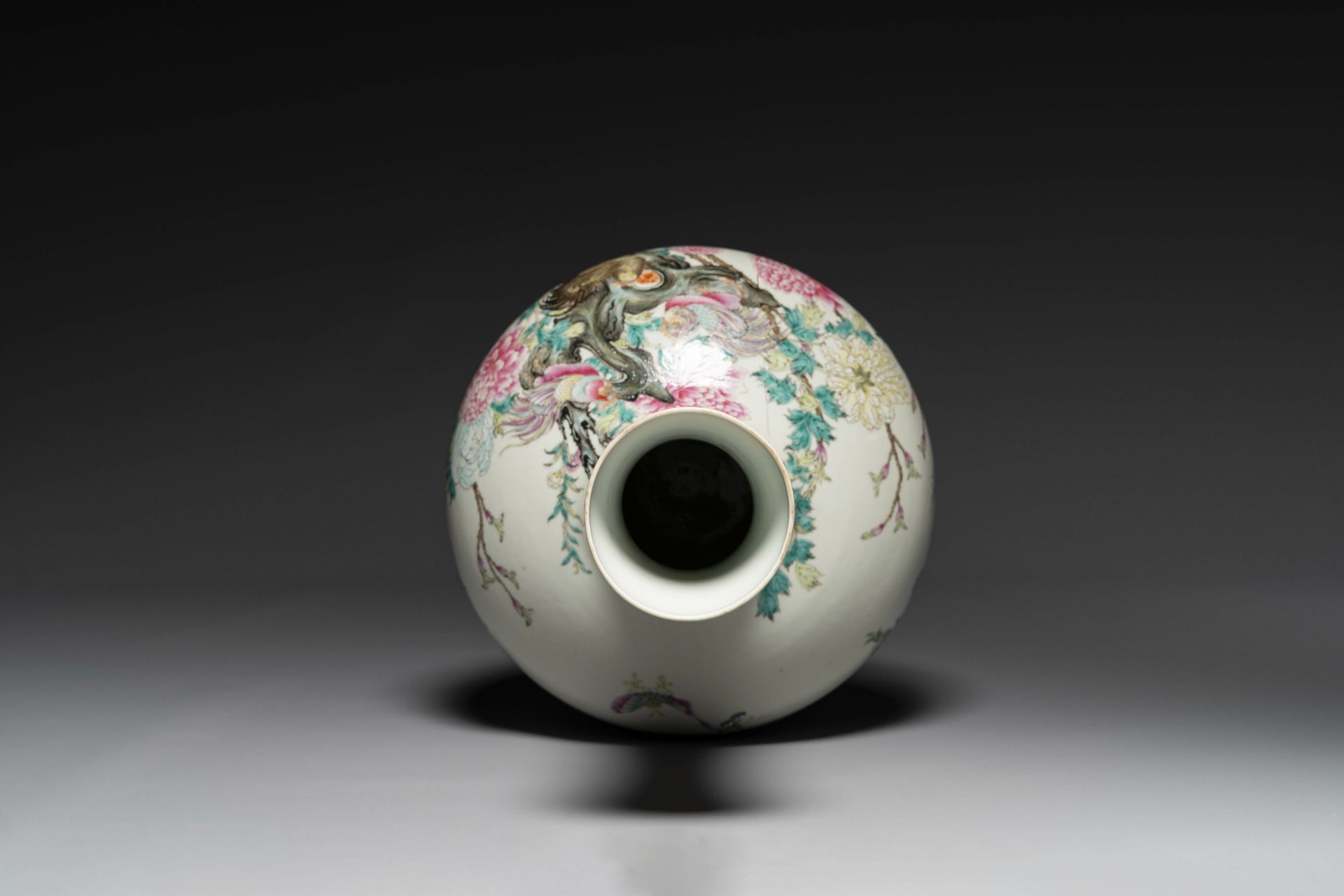 A Chinese famille rose bottle vase with birds among blossom branches, Qianlong mark, Republic - Bild 5 aus 6