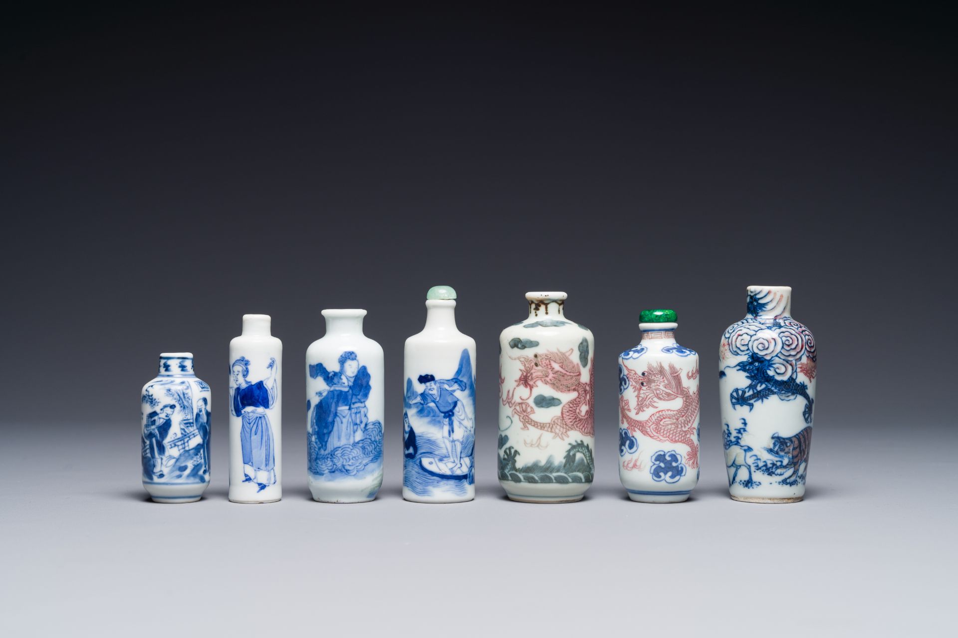 Seven Chinese blue, white and copper-red snuff bottles, Yongle and Yongzheng mark, 19th C. - Bild 2 aus 4