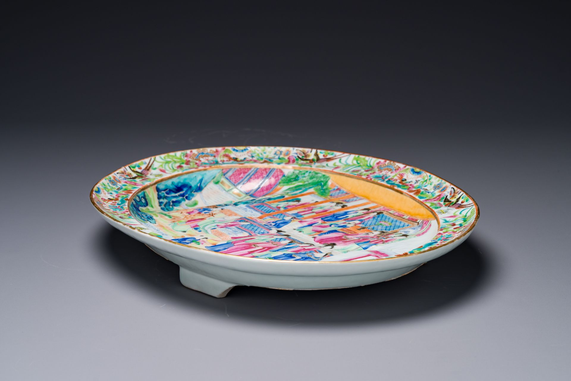 An ovale Chinese Canton famille rose dish with narrative design, 19th C. - Bild 3 aus 3